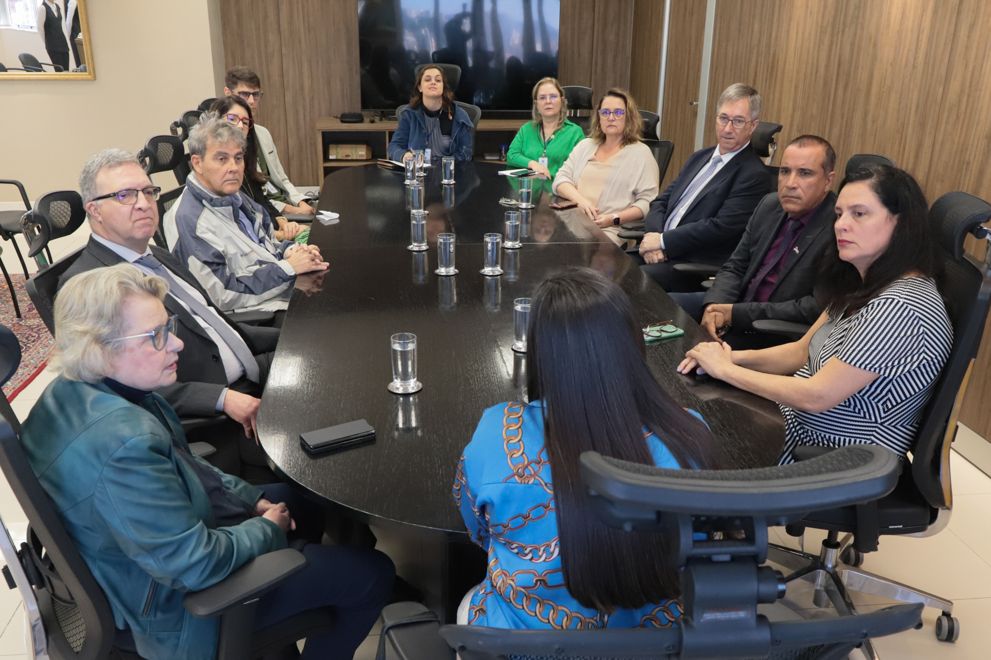 Juízes e juízas na mesa de Reunião no Salão Nobre.