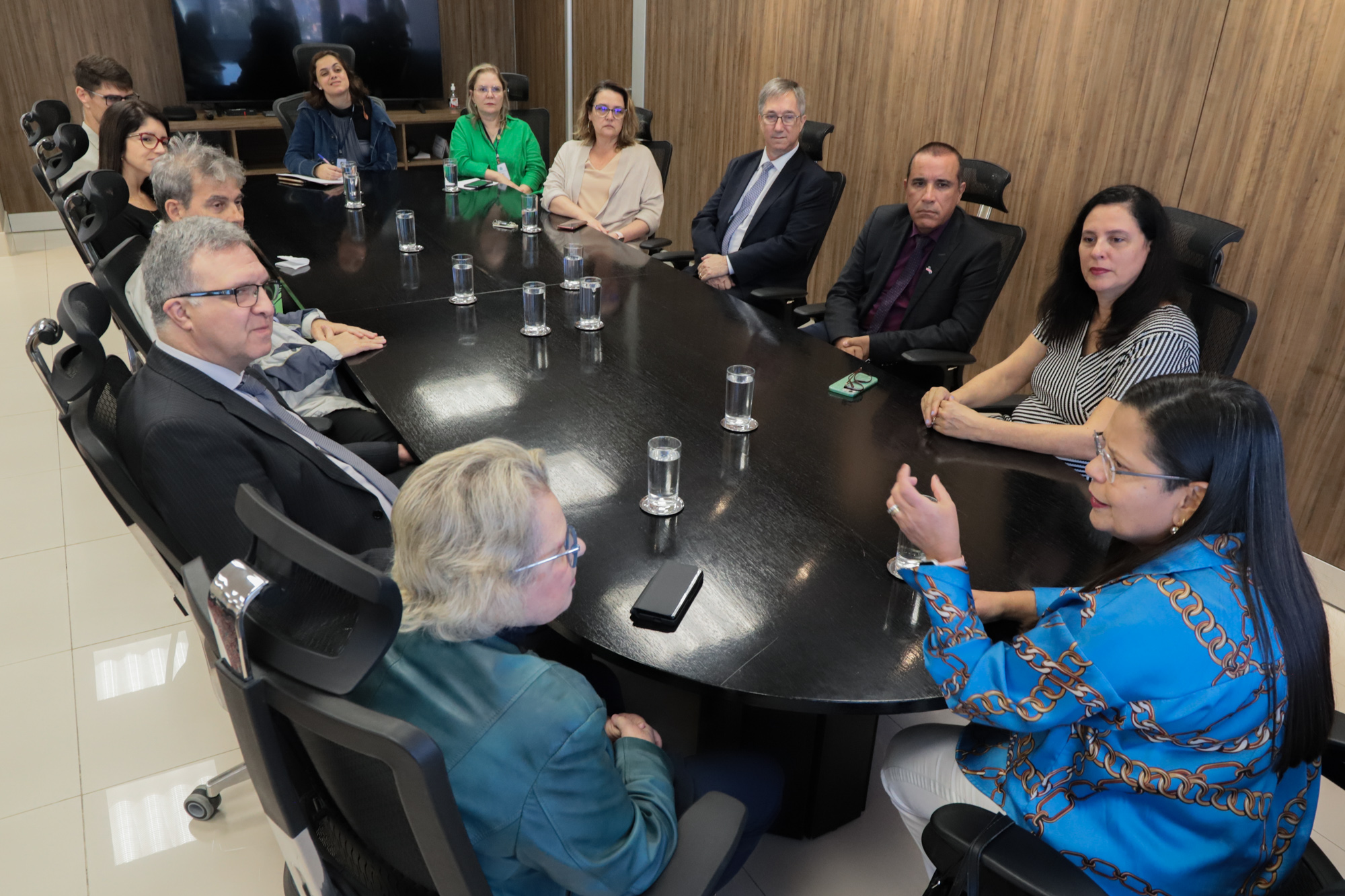 Juízes e juízas na mesa de Reunião no Salão Nobre.