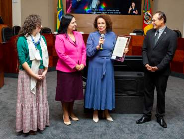 Pres. Iris agradece o documento histórico recebido do Juiz Claudiomiro do TJAL