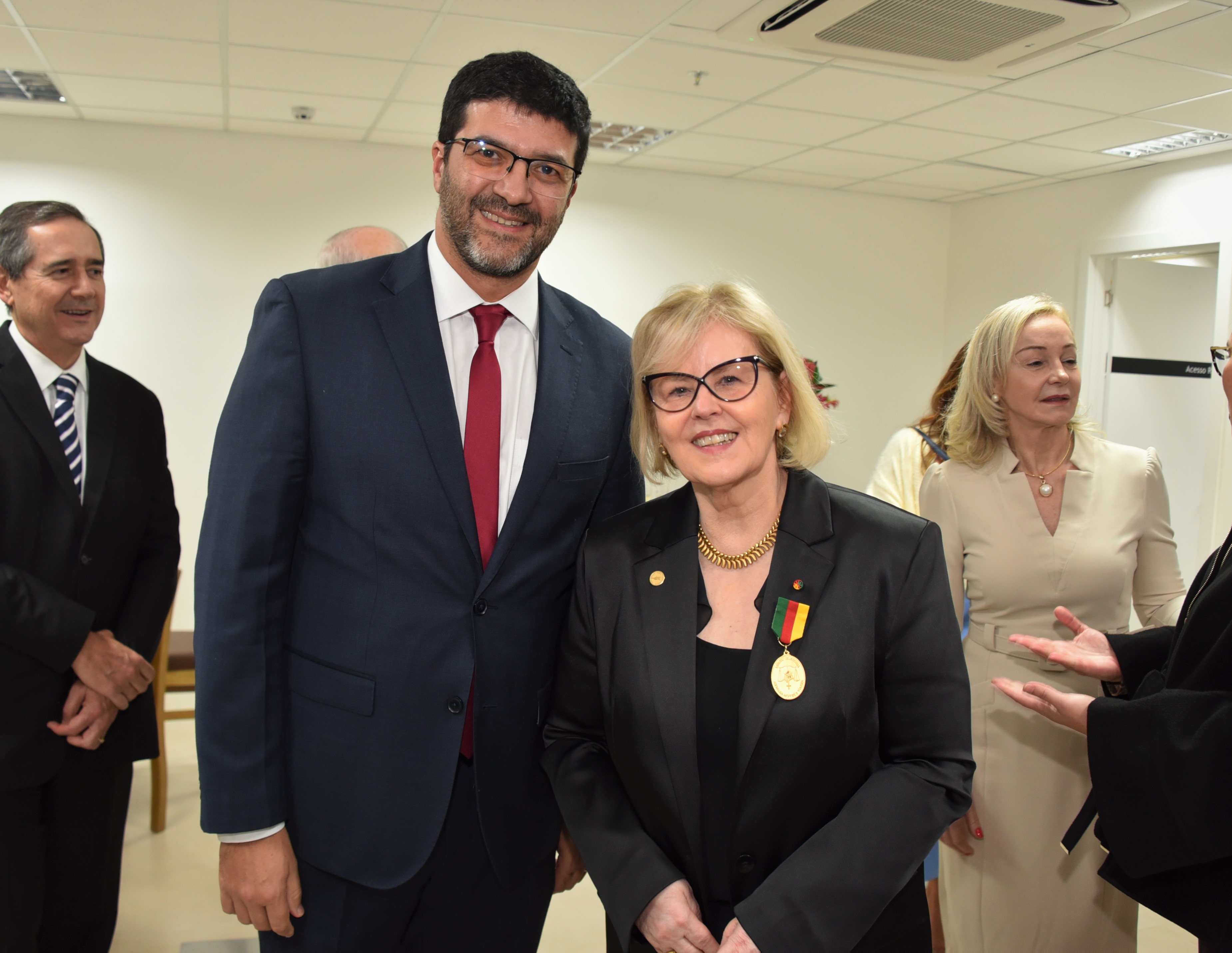 Desembargador Rossal ao lado da ministra Rosa Weber. Ambos estão em pé.