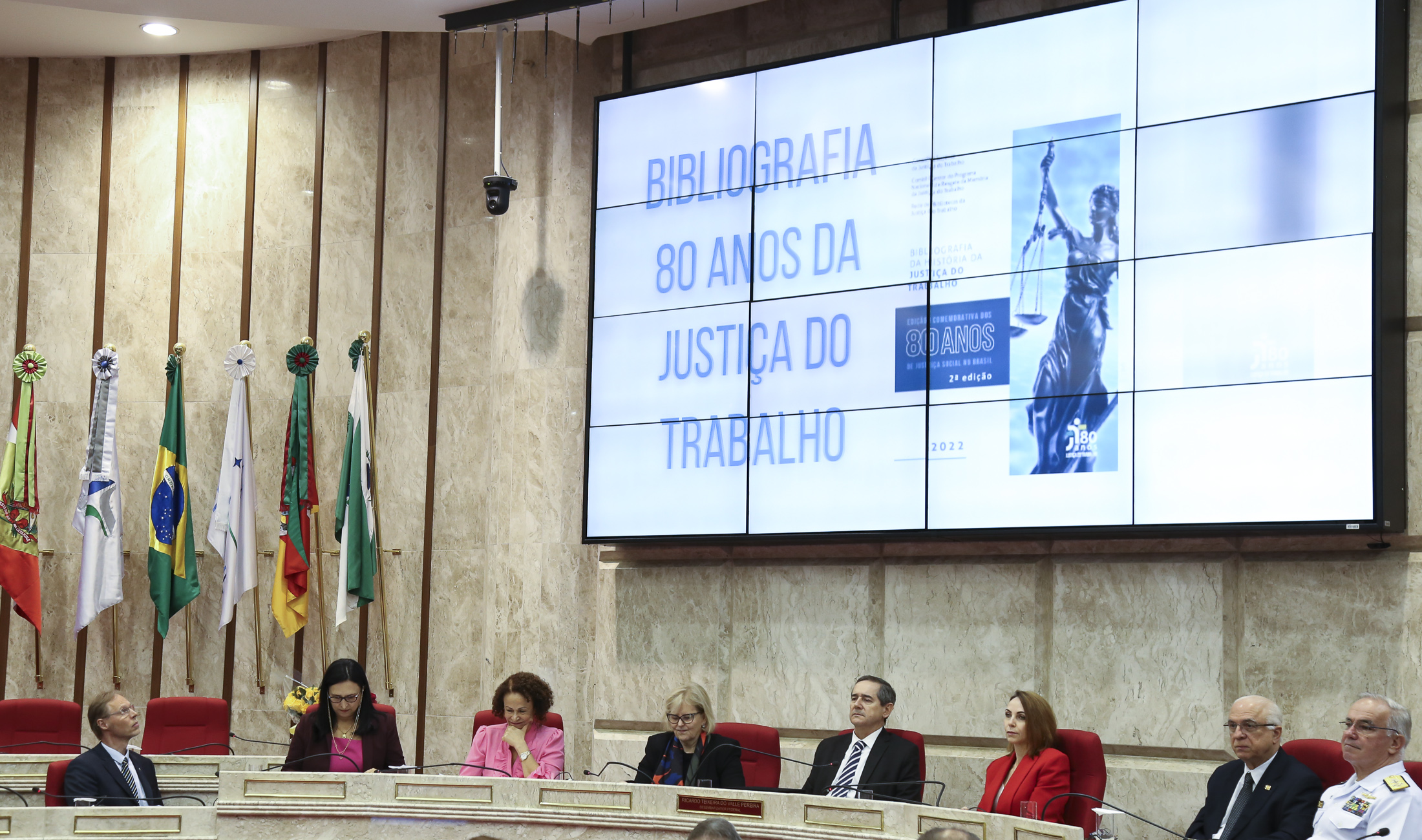 Autoridades na mesa do Enam durante premiação às bibliotecas dos TRTs