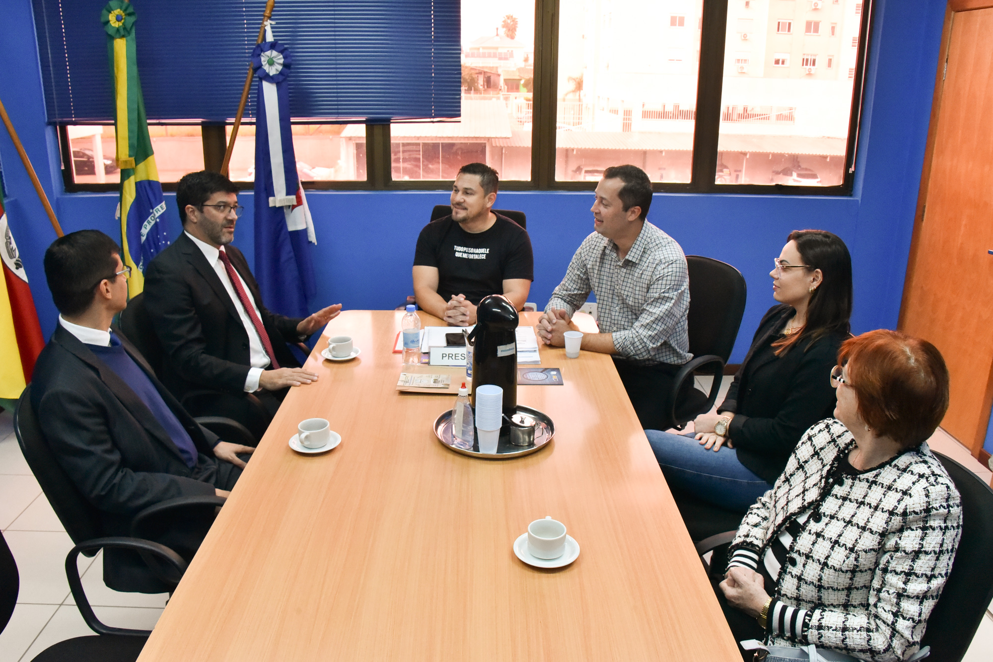 mesa de reuinão com Rossal e o juiz Luis à esquerda, o presidente da Câmara no centro, e o prefeito, a procuradora e a desembargadora Telesca à direita