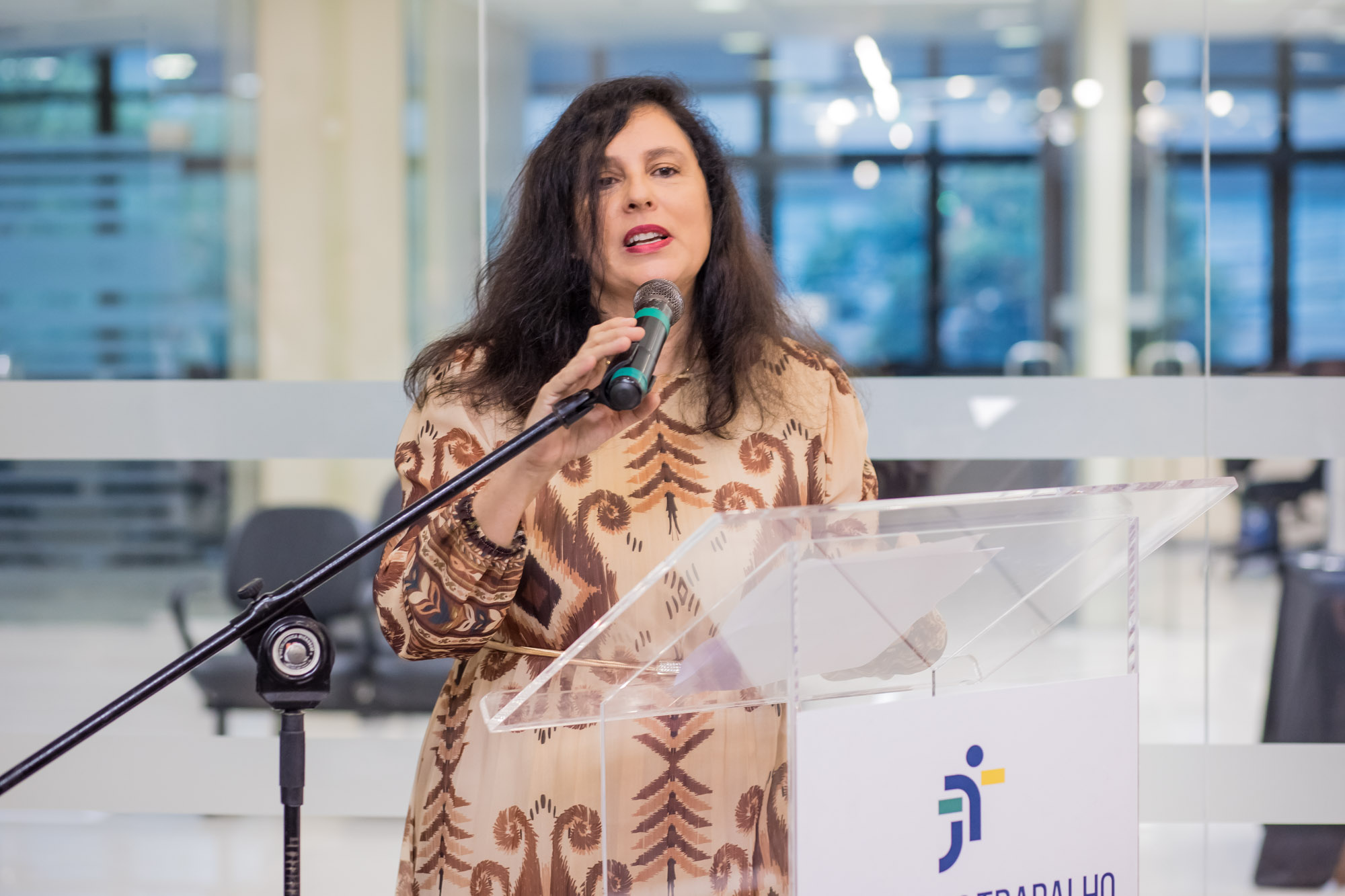 Luciane Barzotto fala ao microfone