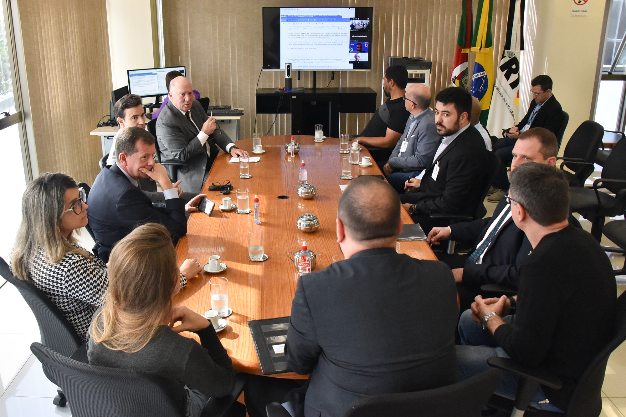 participantes na mesa de negociação