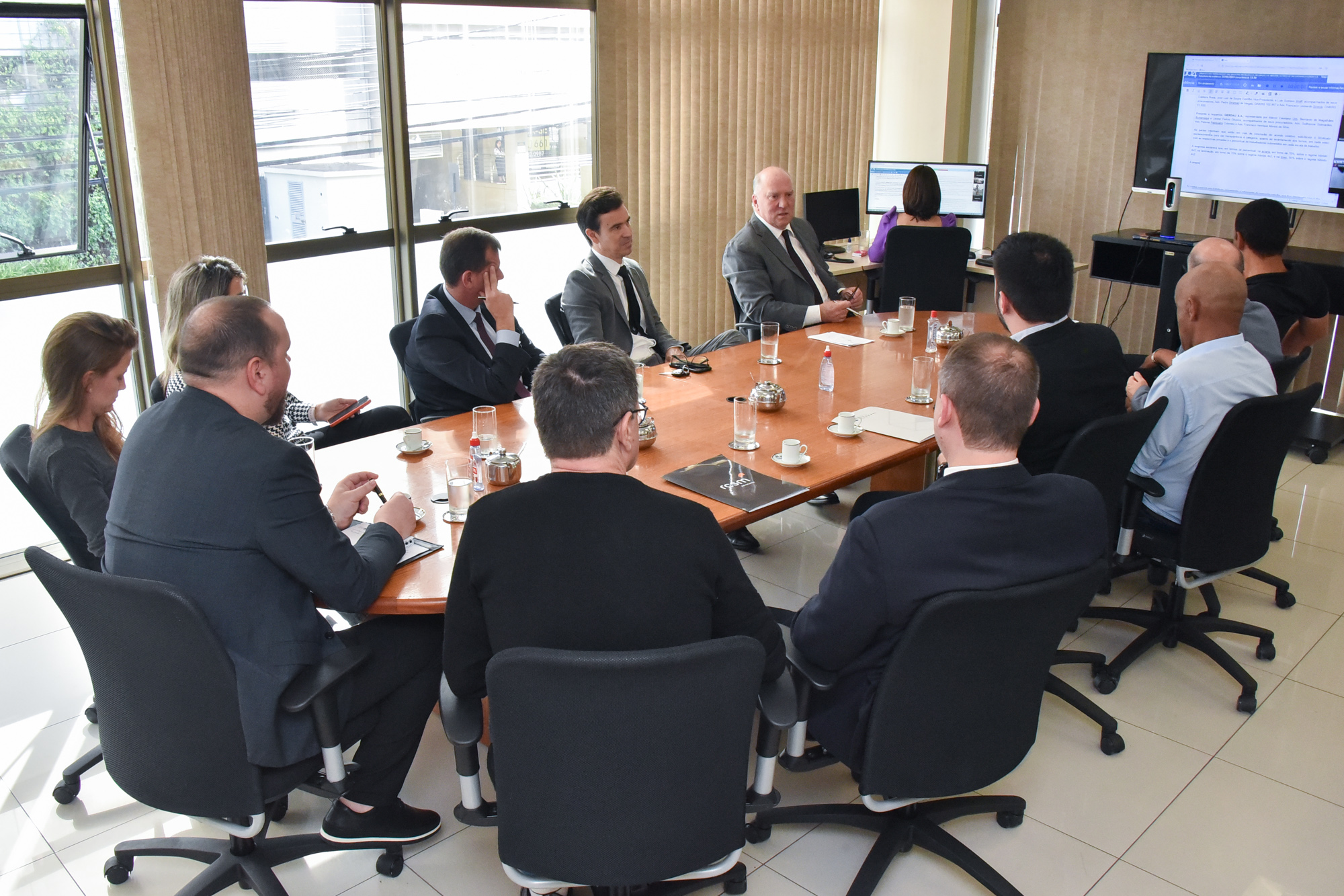 participantes na mesa de negociação