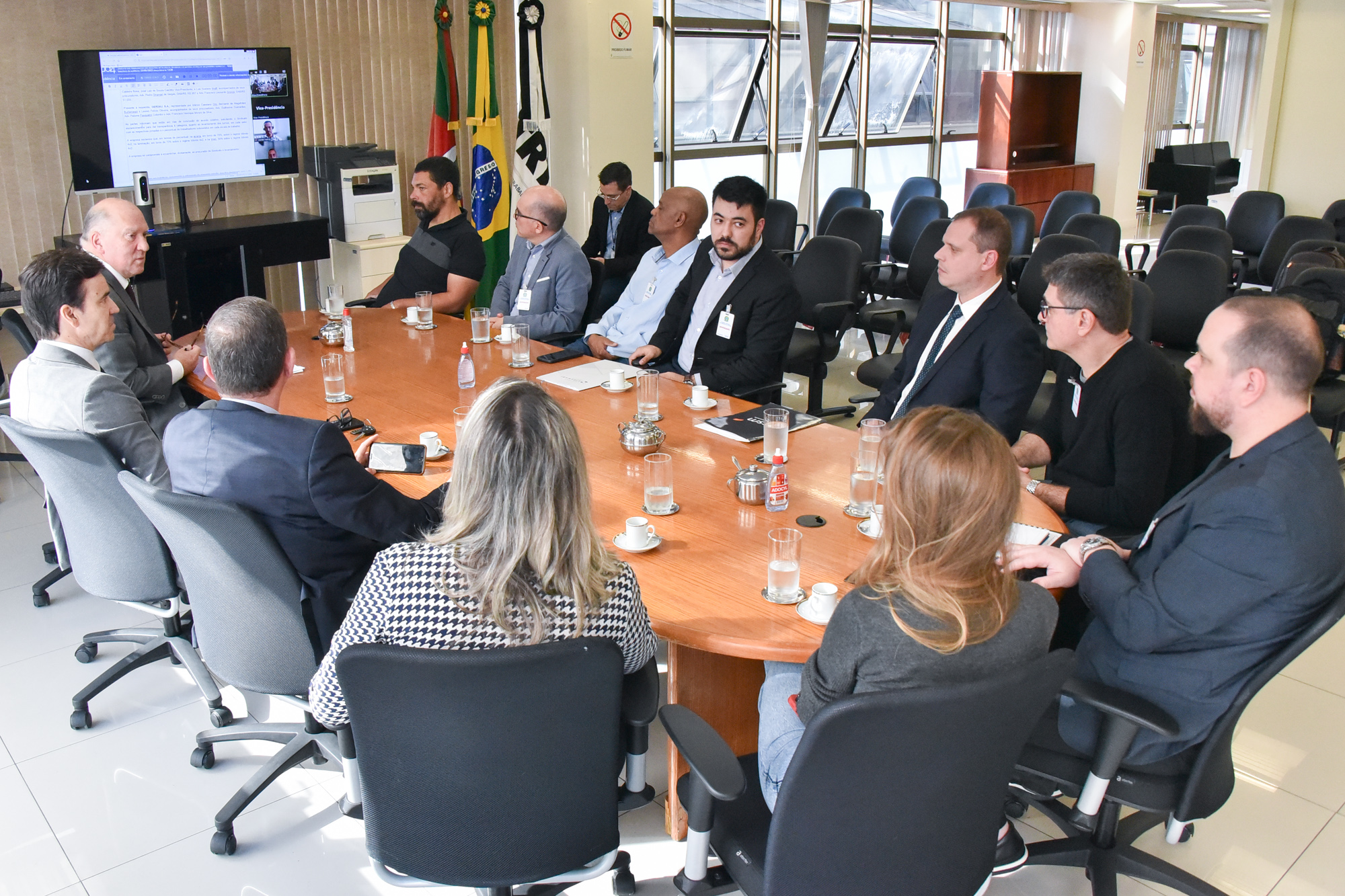 participantes na mesa de negociação