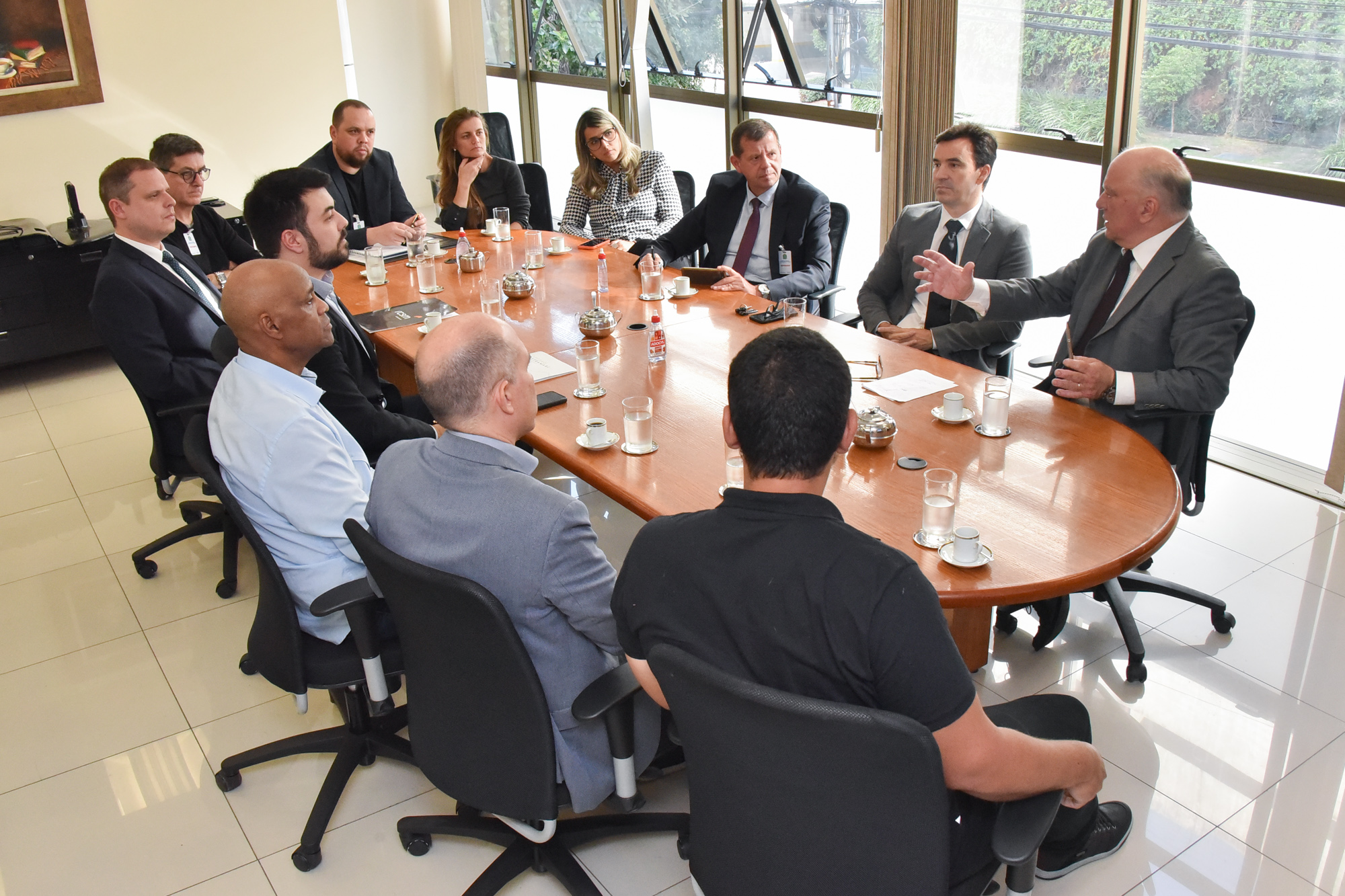 participantes na mesa de negociação