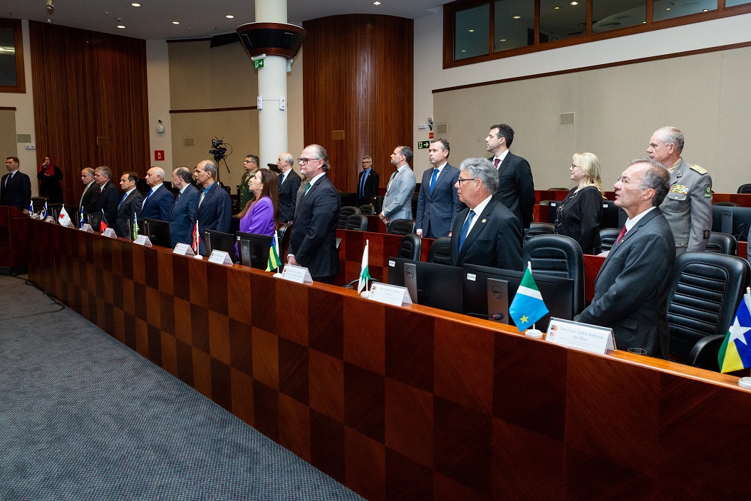 Foto mostra autoridades em pé durante a solenidade de abertura do Encontro.