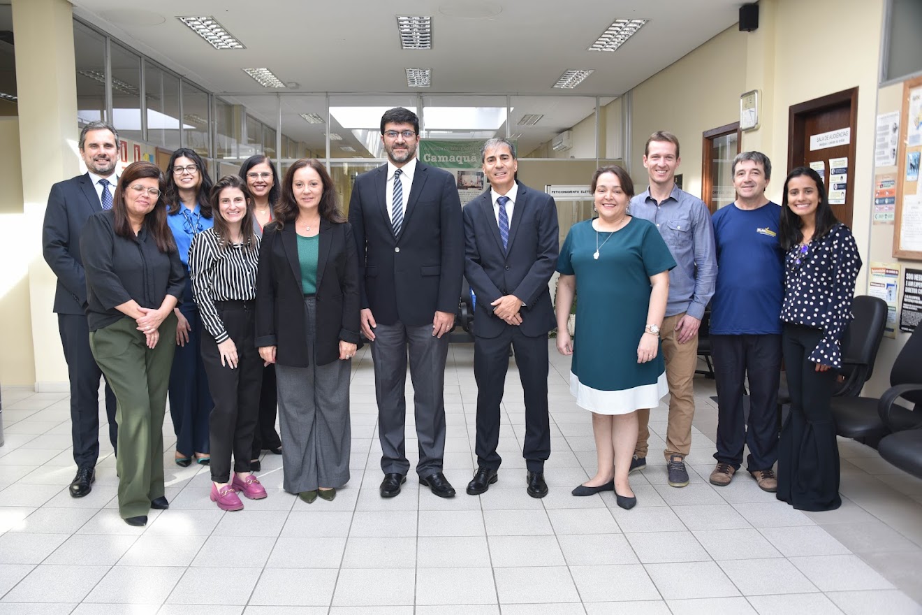 Foto do presidente do TRT-4, desembargador Francisco Rossal de Araújo, com servidores da Vara do Trabalho de Camaquã.