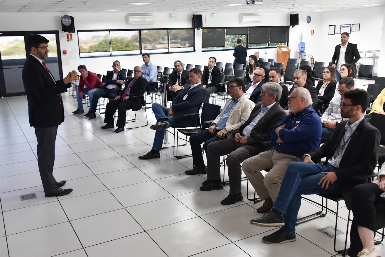 Foto do presidente do TRT-4 discursando no Terminal de Contêineres de Rio Grande