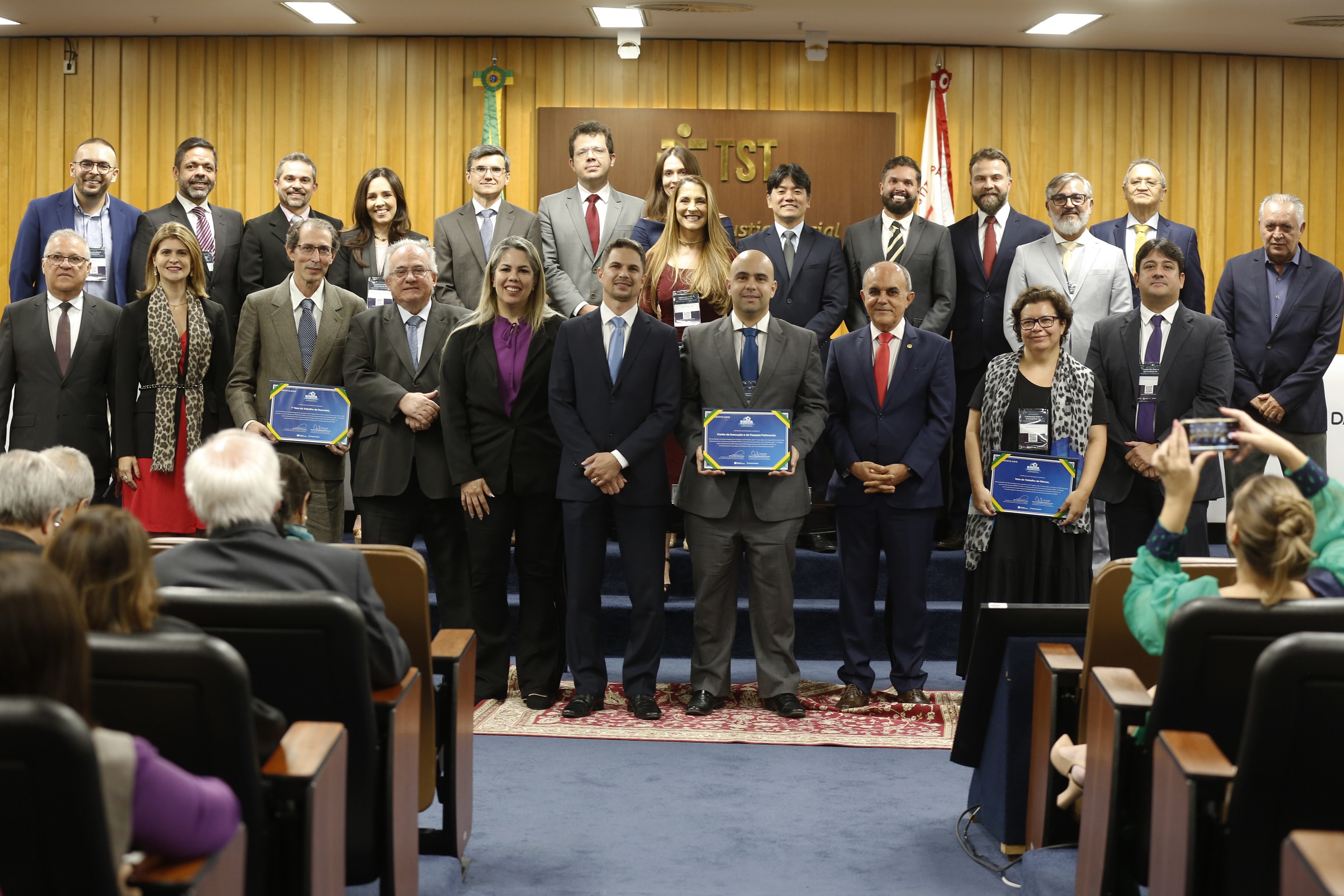 Representantes das unidades premiadas na solenidade do TST, em Brasília. Eles estão em pé, segurando as placas da premiação.