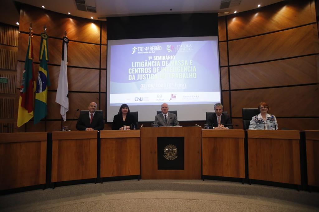 Foto da mesa de autoridades do seminário