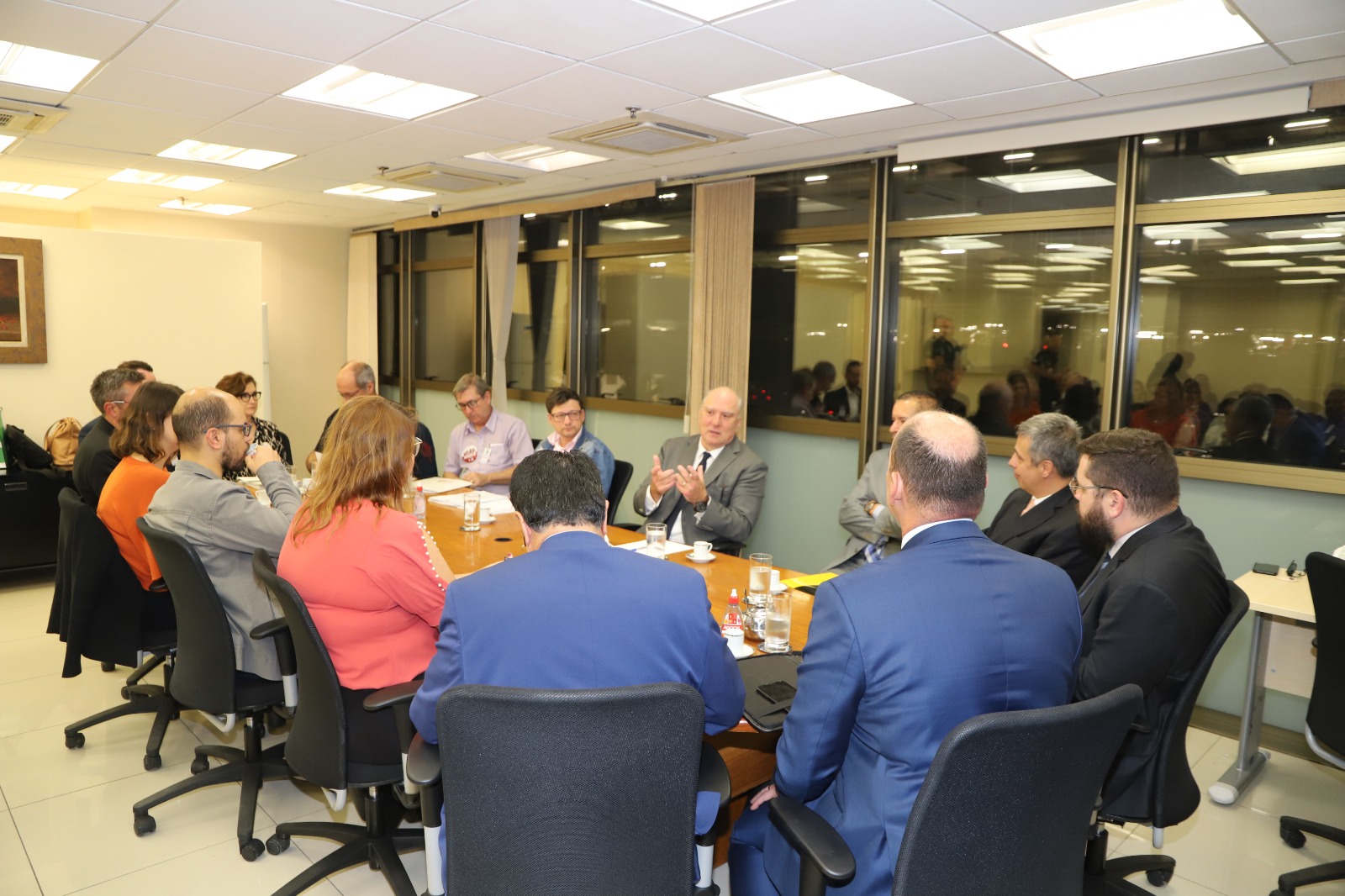 Foto do vice-presidente Ricardo Martins Costa na mesa de negociação