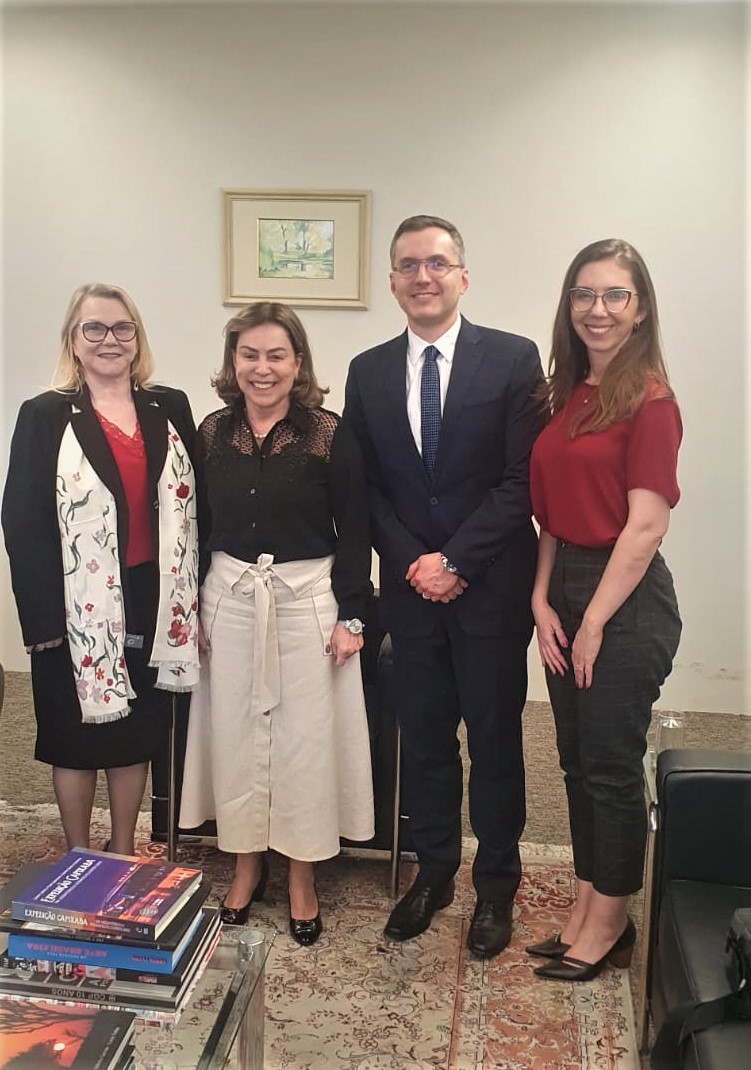 Foto da desembargadora Laís com a ministra Dora Maria da Costa