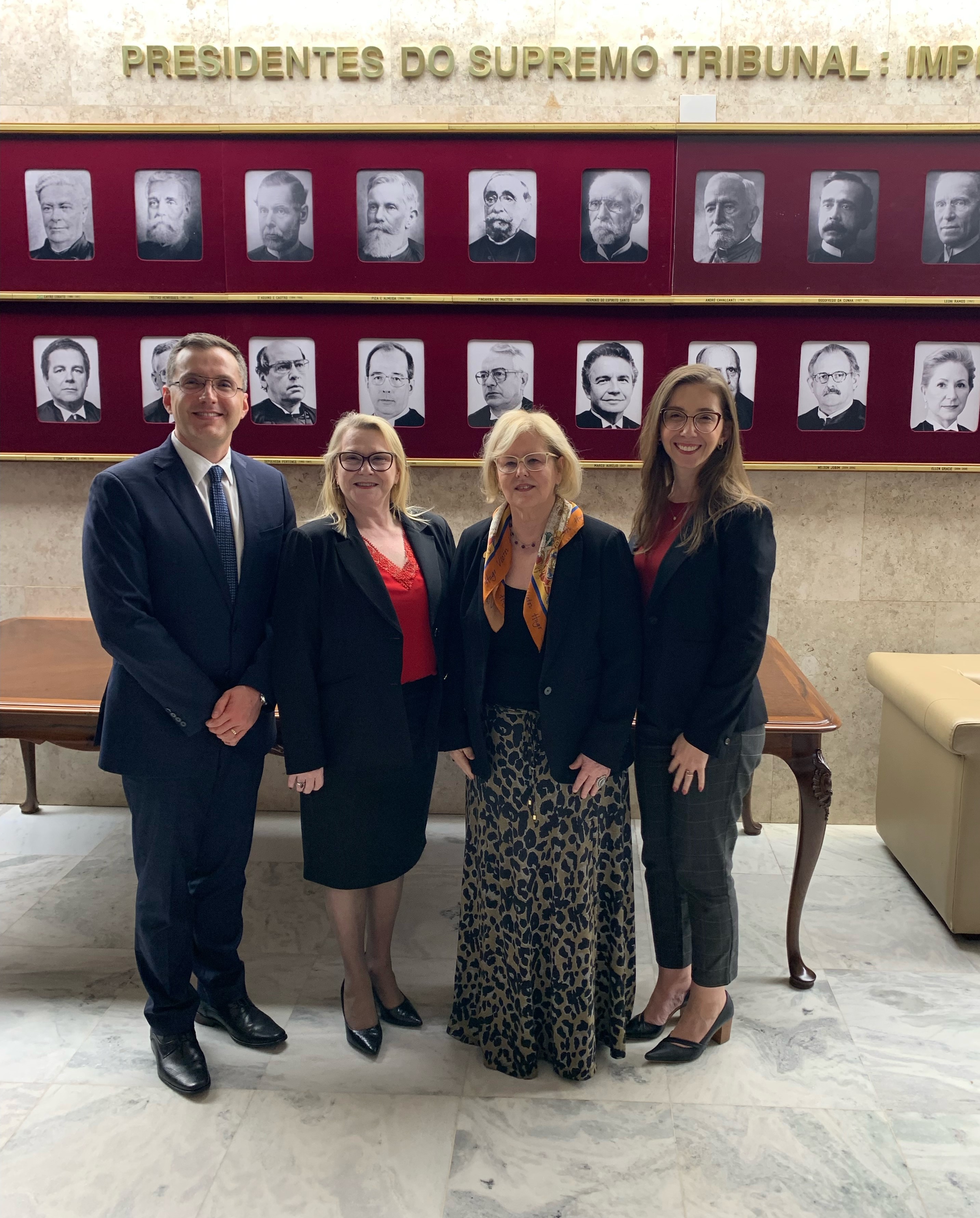 Foto de Leandro, Laís, Rosa Weber e Paula lado a lado