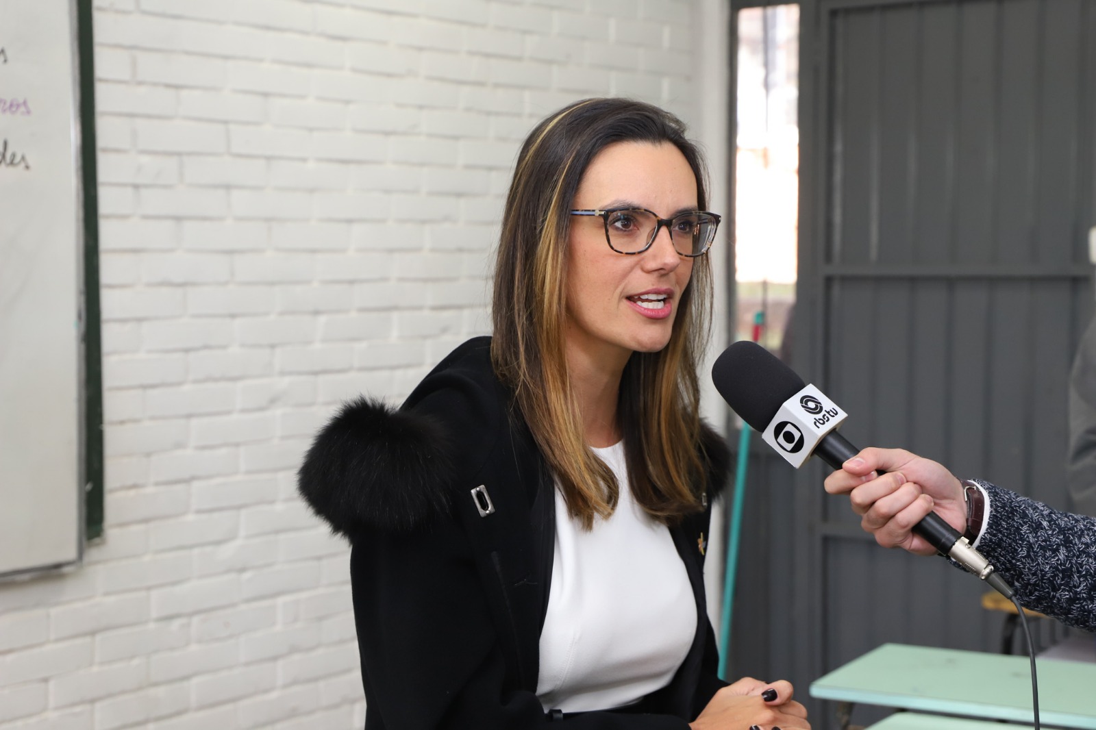 Foto da juíza Carolina Gralha concedendo entrevista