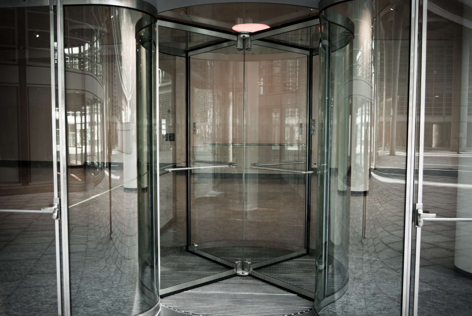 porta giratória em vidro