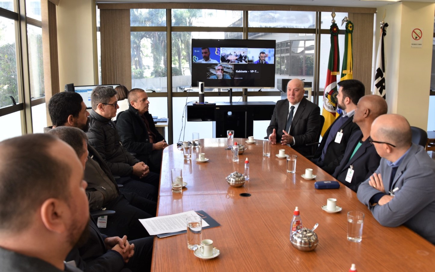 Foto da mesa de negociação.