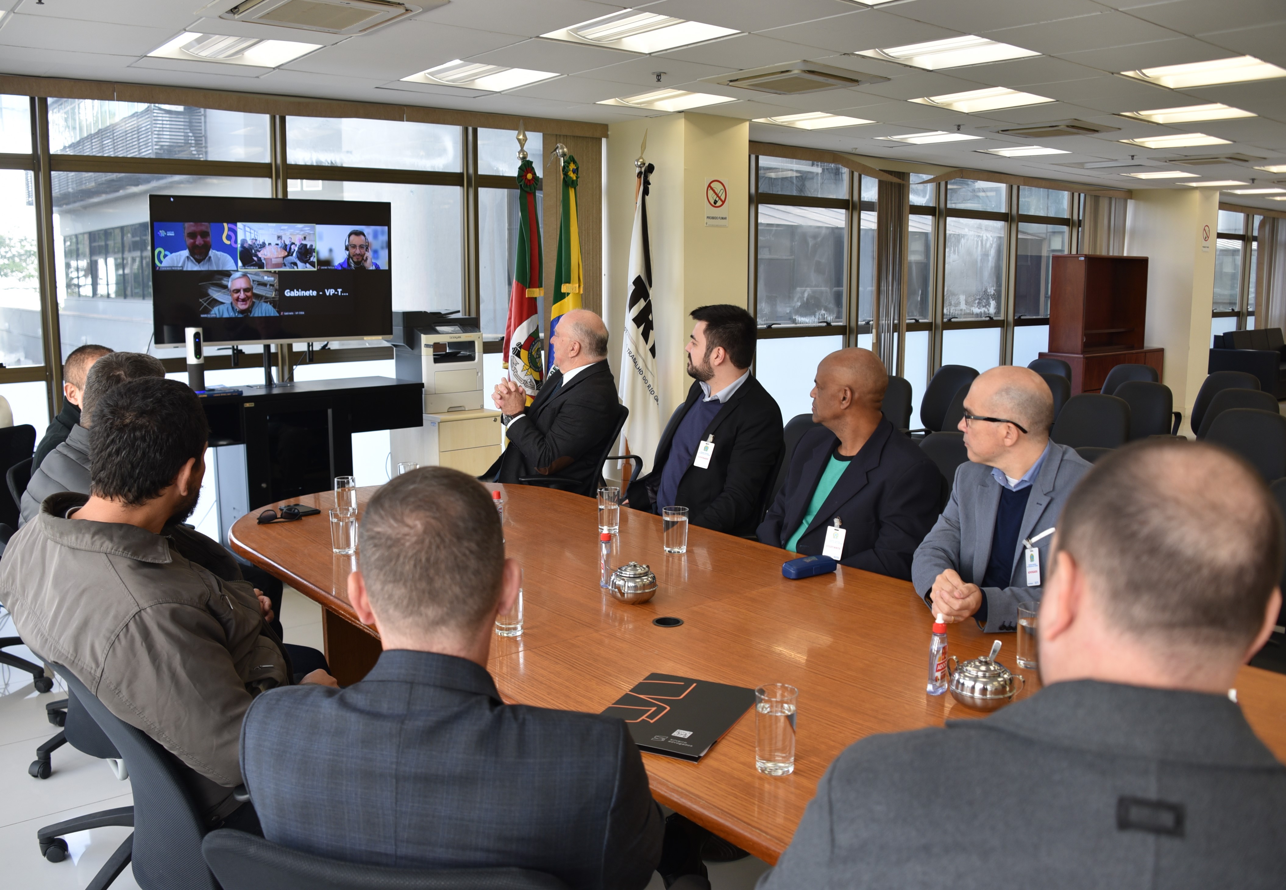 Foto da mesa de negociação.