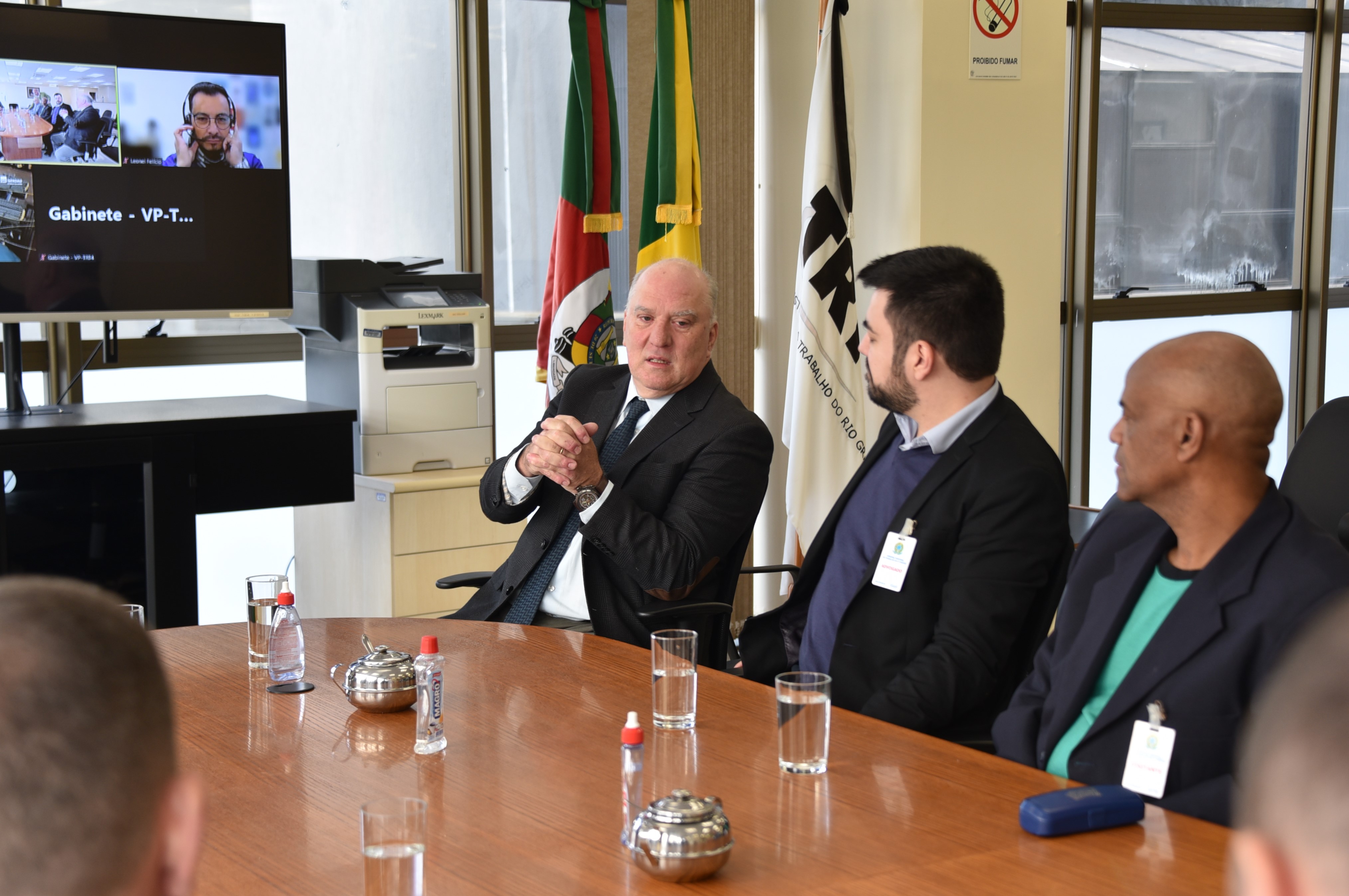 Foto da mesa de negociação.