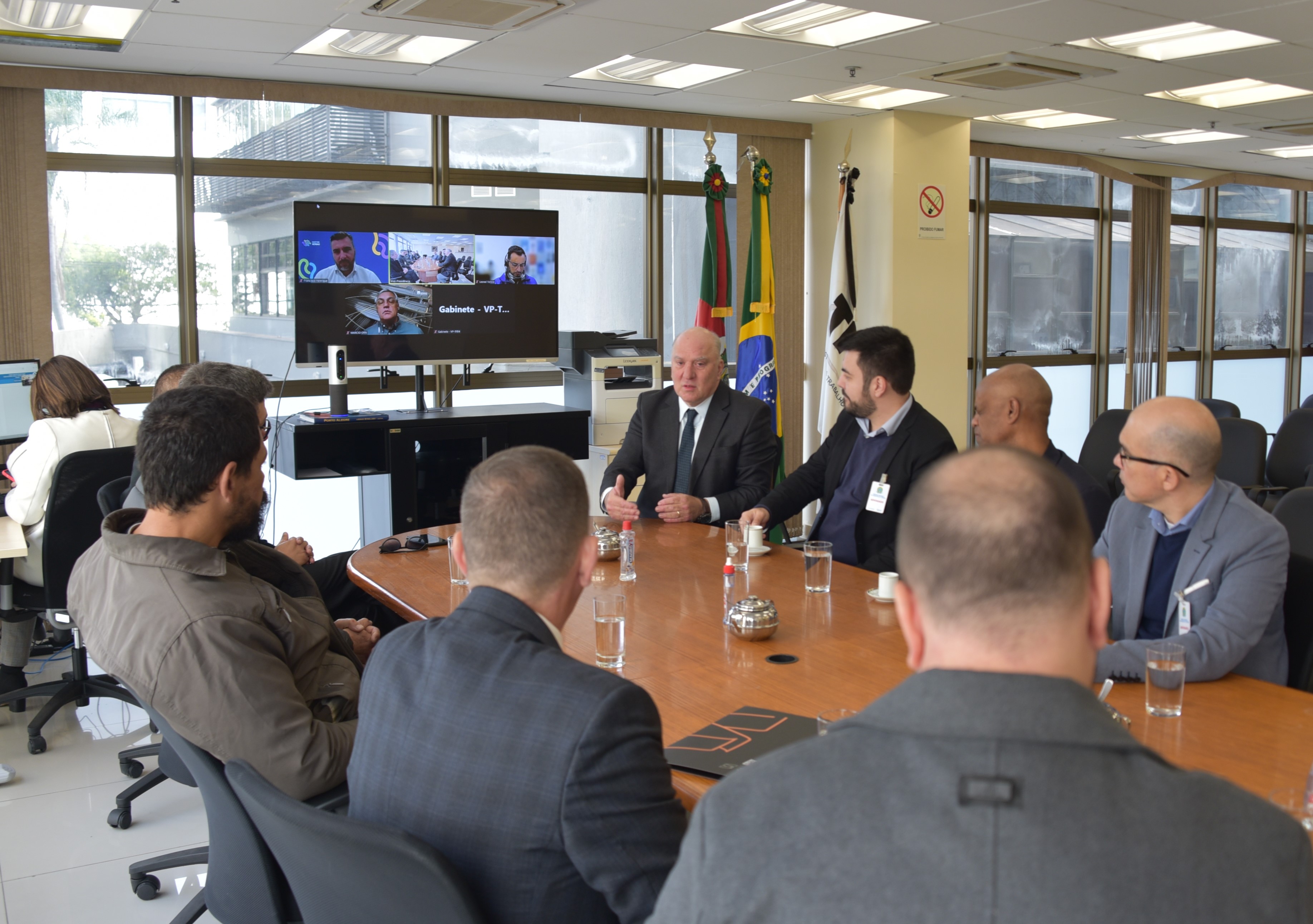 Foto da mesa de negociação