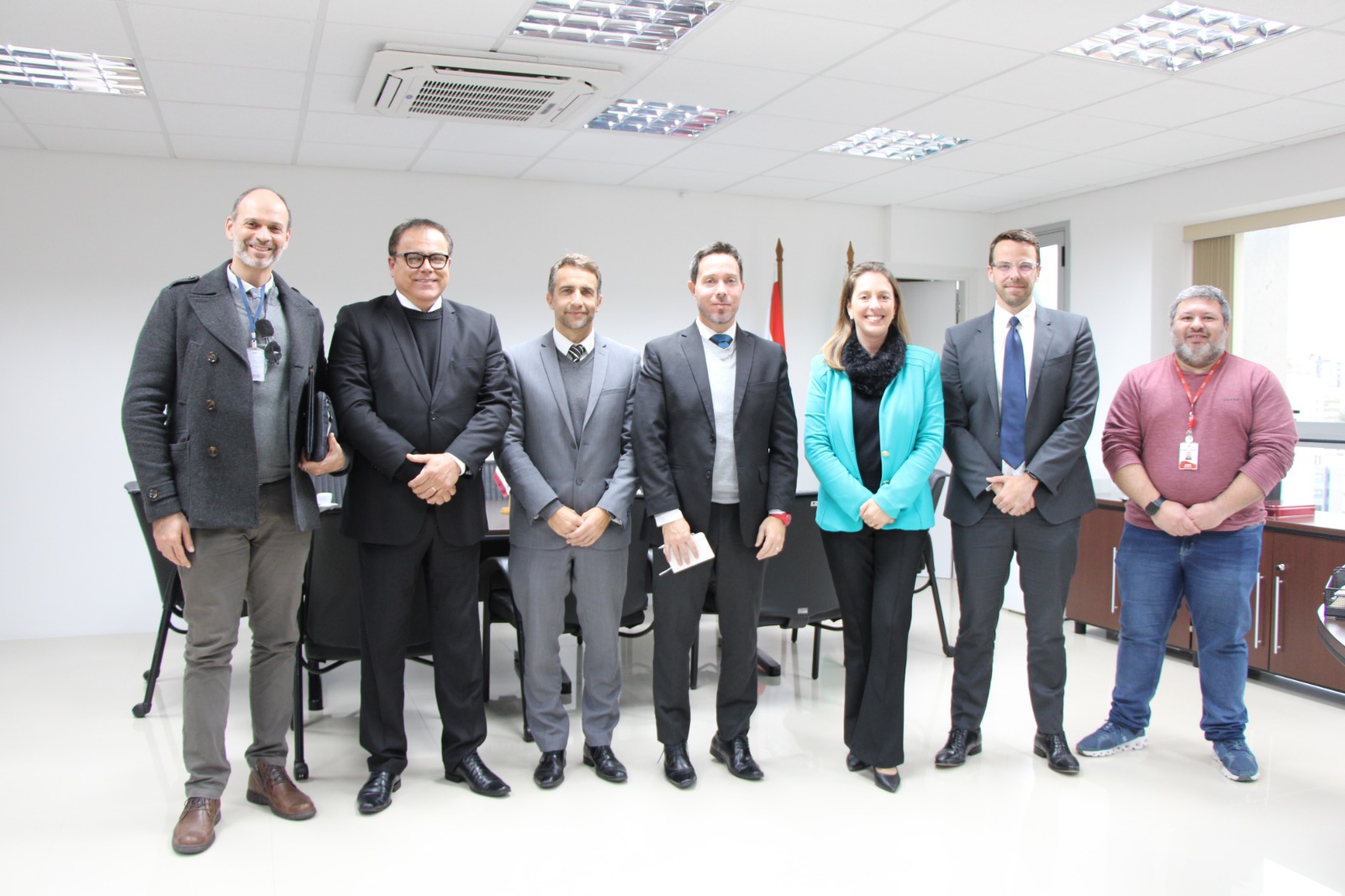 Foto de representantes do TRT-4 e do MPT-RS em reunião na sede do MPT-RS