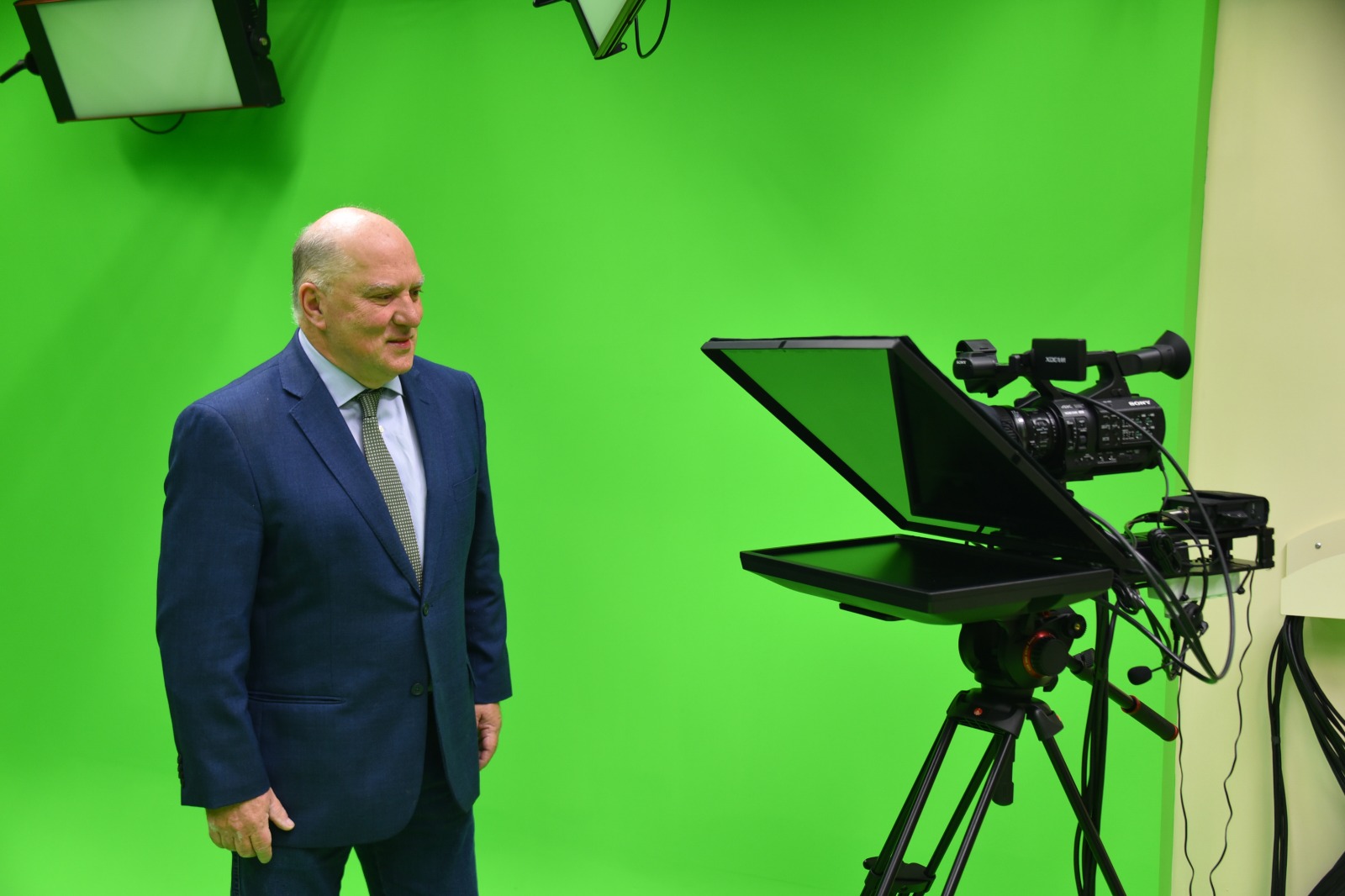 Foto do vice-presidente do TRT-4, desembargador Ricardo Martins Costa, ao lado de uma câmera de vídeo.jfif