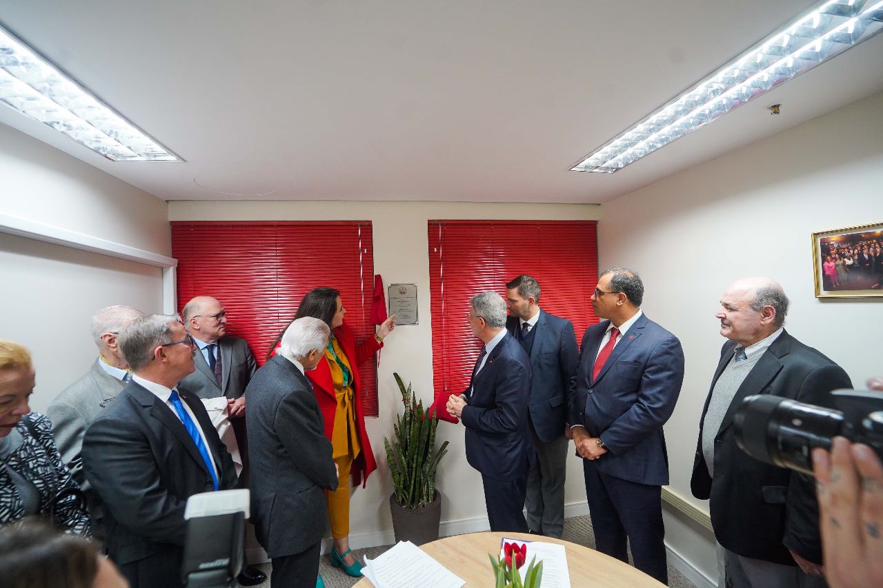 Autoridades participaram do descerramento da placa de inauguração da sala do IAB
