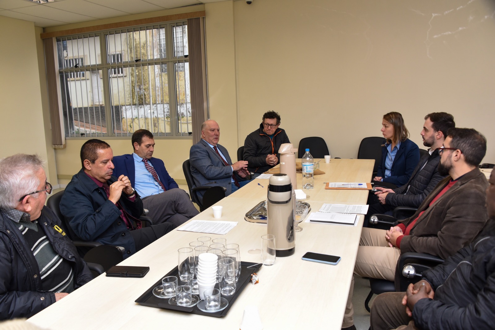 Foto mesa de negociação Foro Trabalhista de Estrela com trabalhadores de Montenegro.jfif