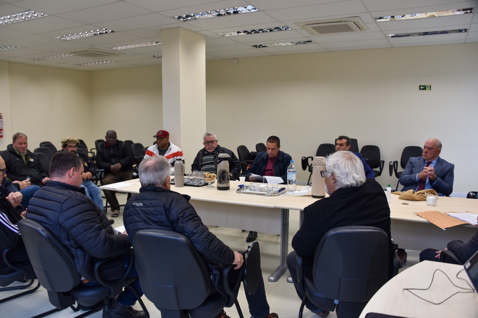 Foto mesa de negociação Foro Trabalhista de Estrela.jfif