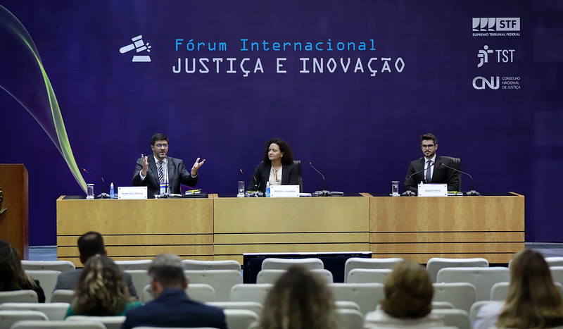 Foto da mesa do painel do qual o desembargador participou. Na foto, Rossal está falando.