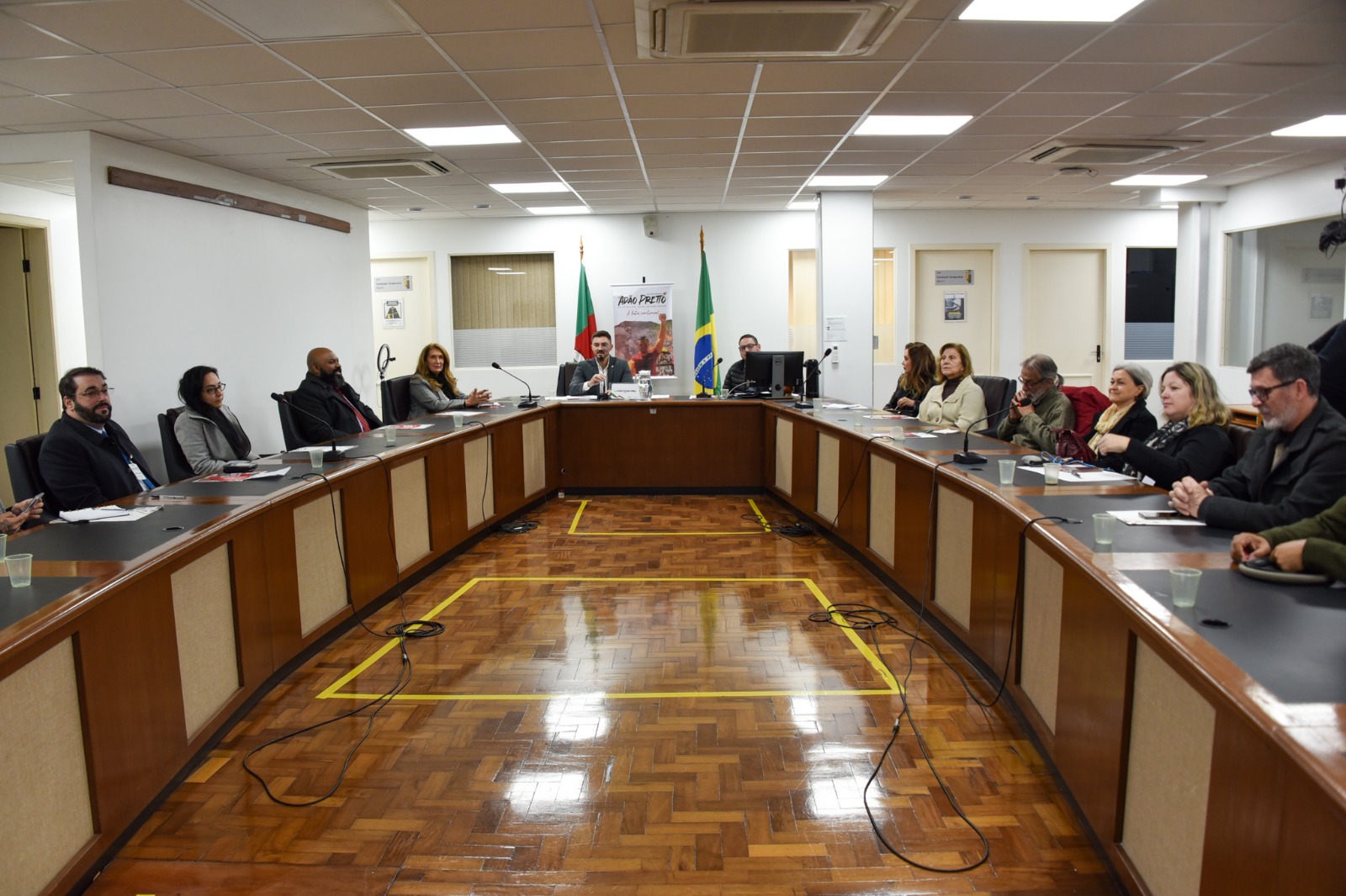 Foto da mesa de debates do Grupo de Trabalho da Frente Parlamentar de Homens pelo Fim da Violência Contra as Mulheres