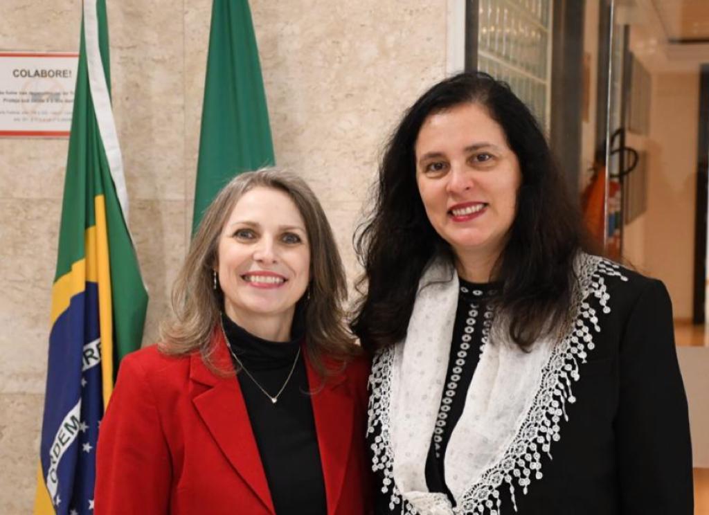 foto da desembargadora ao lado da juíza foto da desembargadora ao lado da juíza