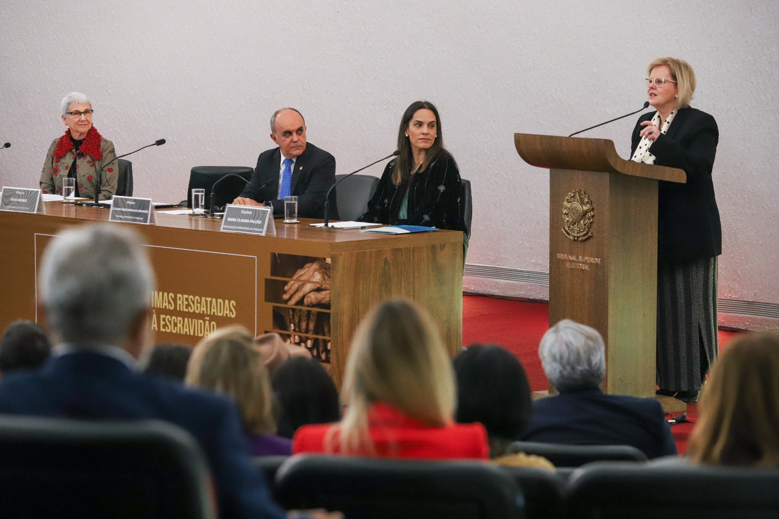 Foto da ministra Rosa Weber falando do púlpito.