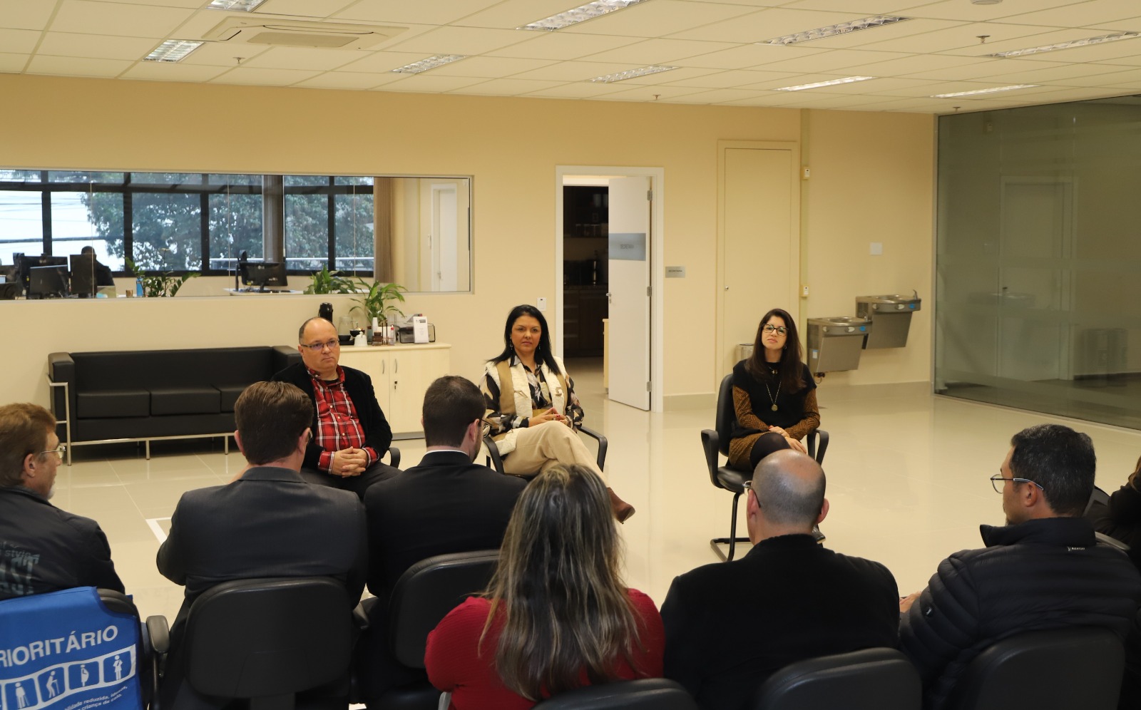 Magistrados conversam com estudantes na sala do Cejusc do 2º grau