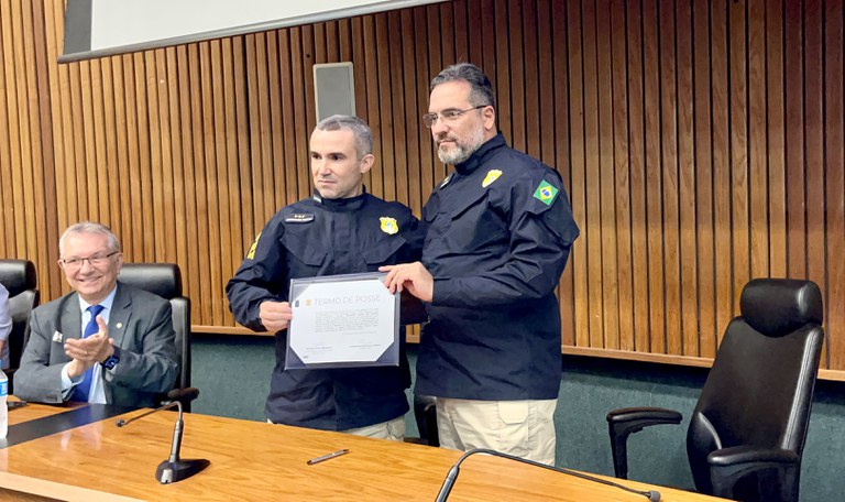 O diretor-geral da PRF, Fernando Oliveira, entregando o diplome posse ao policial rodoviário Anderson Nunes.