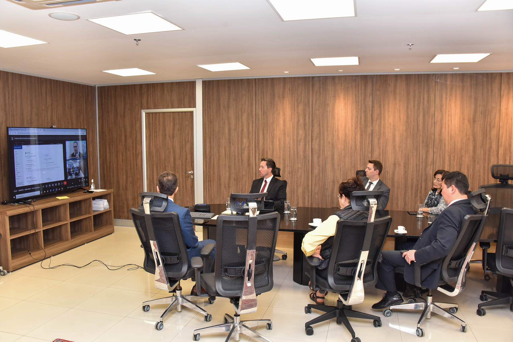 Foto de reunião no Salão Nobre