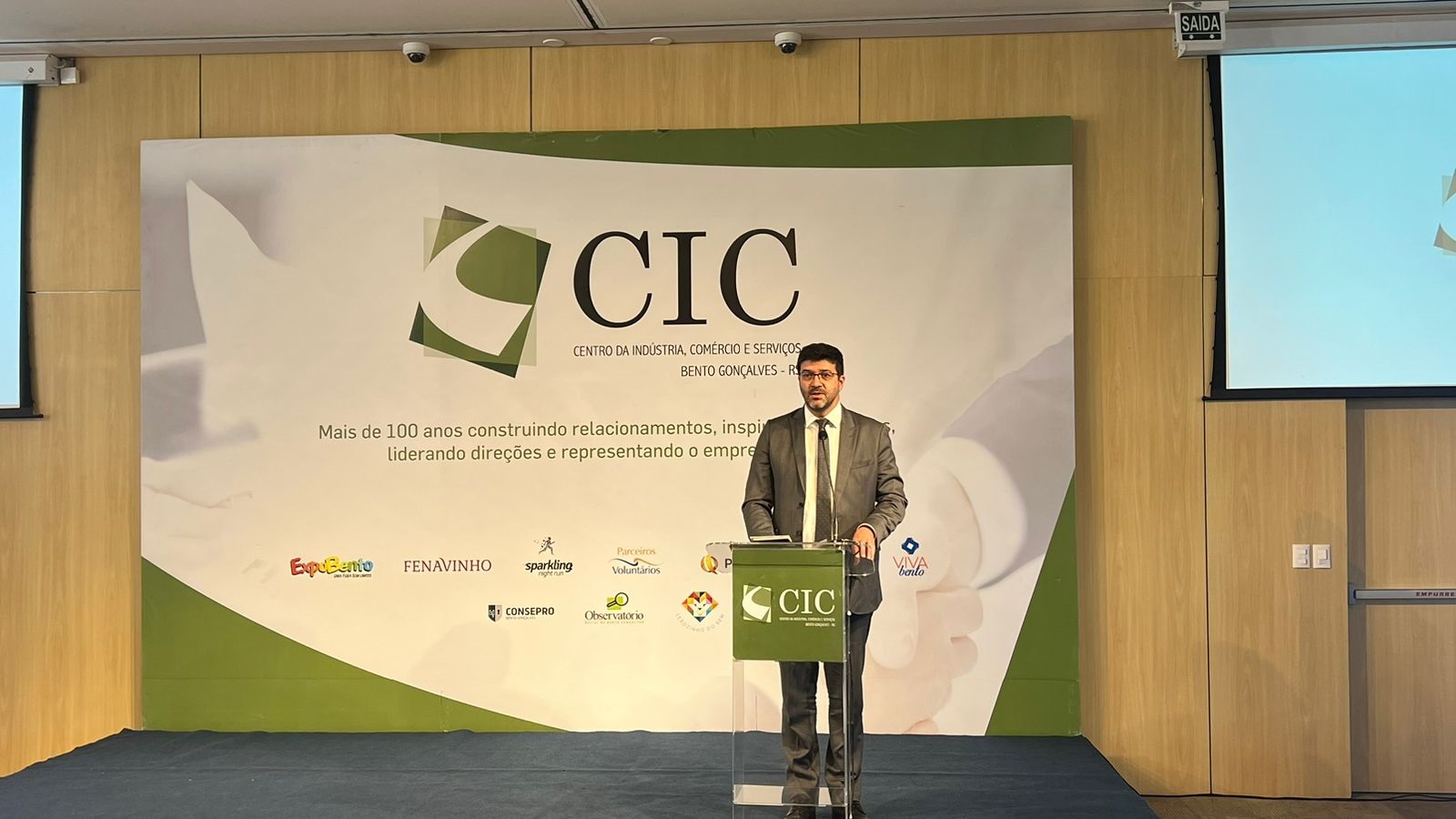 Foto do desembargador Rossal falando para o público