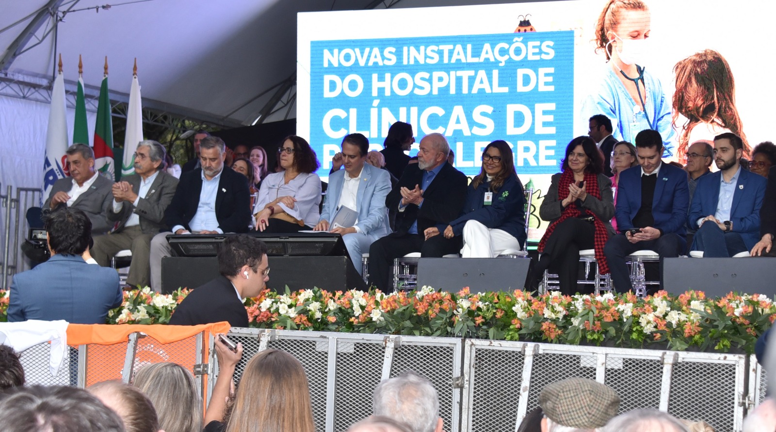 Foto do palco da cerimônia de inauguração com autoridades