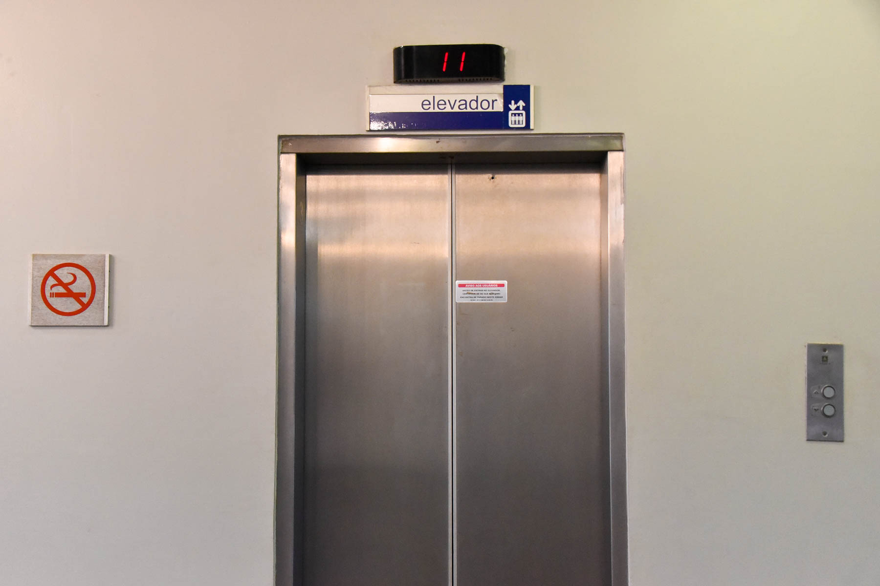 Foto de um elevador do TRT-4 (lado externo, mostrando só a porta)