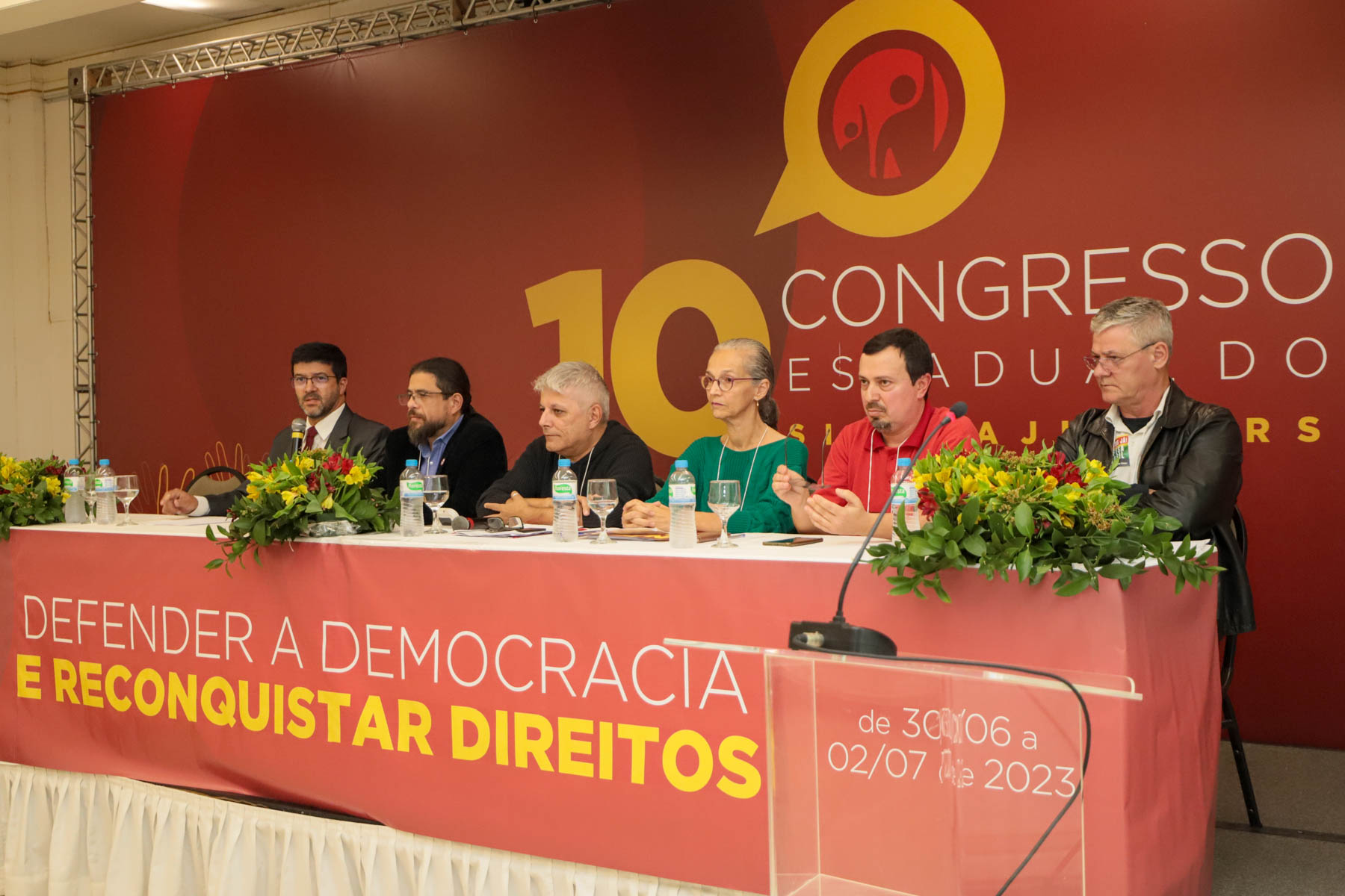 Foto da mesa de abertura, enquanto o presidente do TRT-4 se manifestava