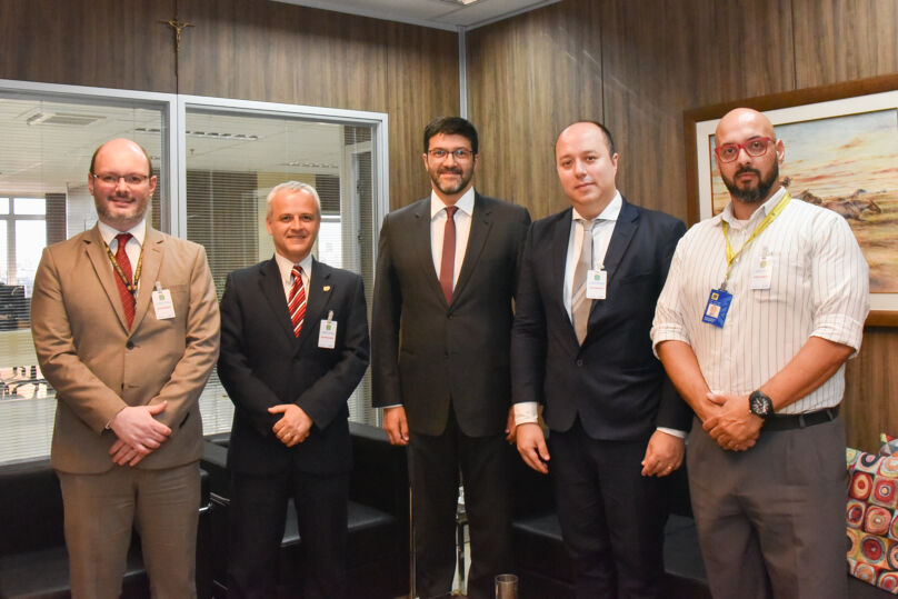 Presidente do TRT-4 ao lado de representantes do Banco do Brasil
