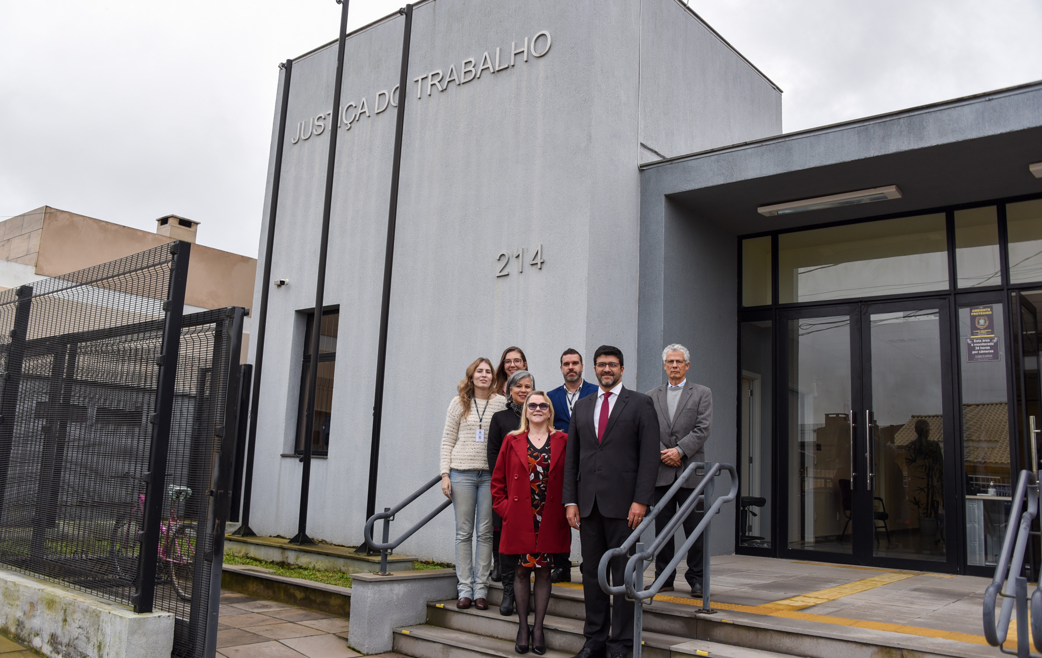 Foto de servidores e magistrados em frente à Vara do Trabalho de Arroio Grande.