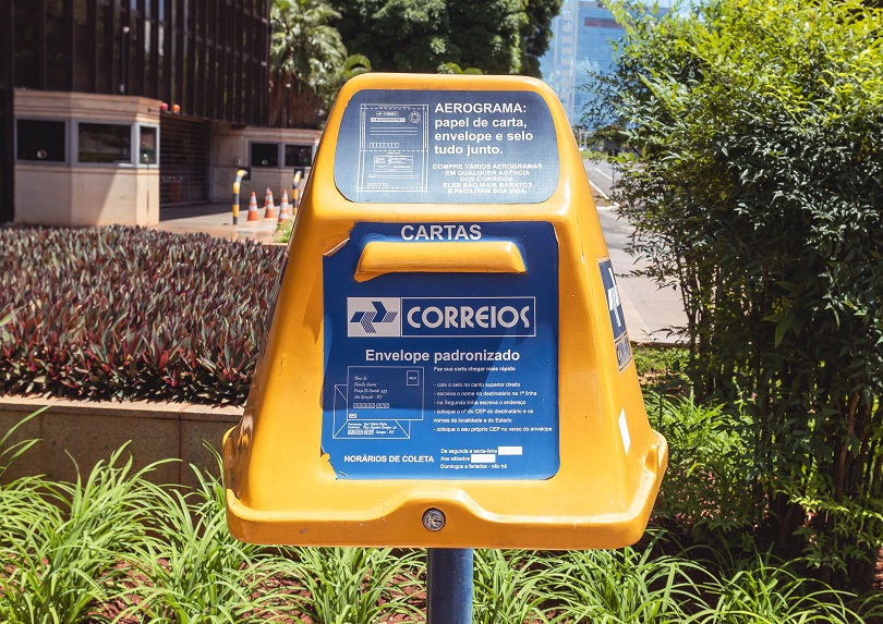 Caixa dos Correios, nas cores amarelo e azul.