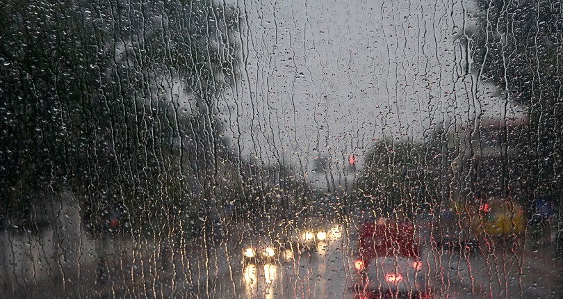Foto de forte chuva escorrendo por um vidro. Foto de forte chuva escorrendo por um vidro.