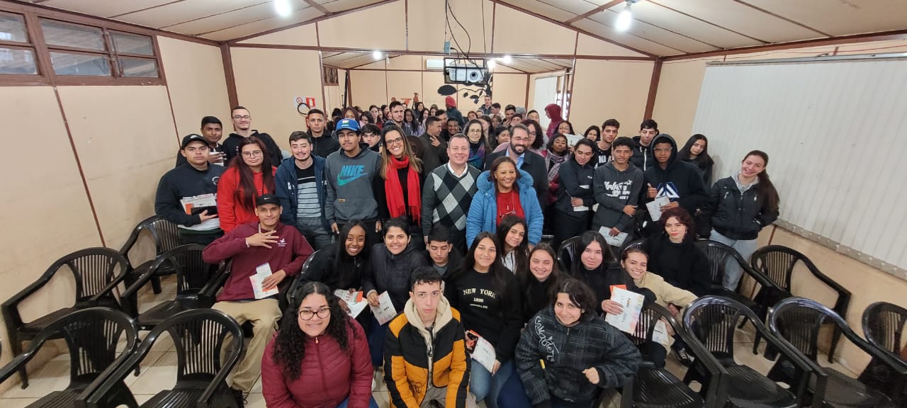 Foto da equipe do TRT4 e do público no Colégio Estadual Alceu Wamosy