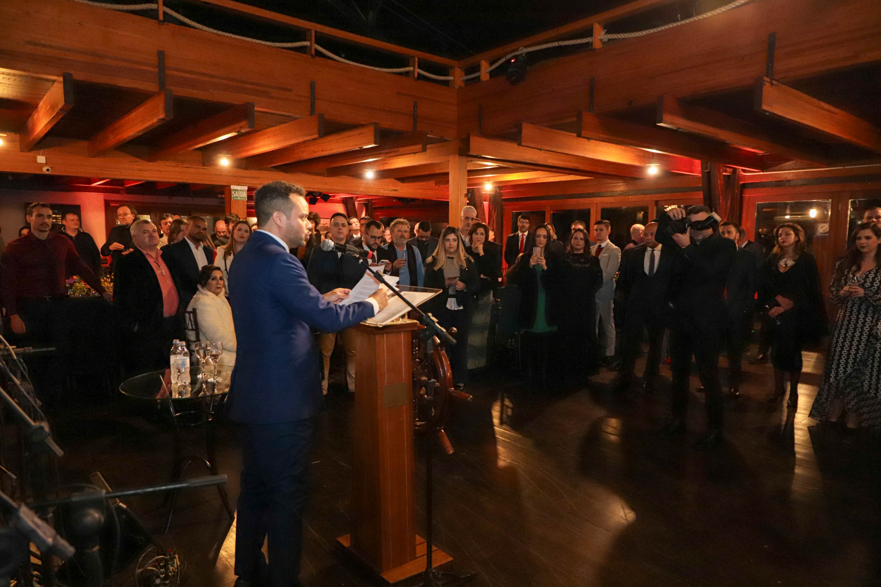 Saulo Nascimento discursando, e público ao fundo