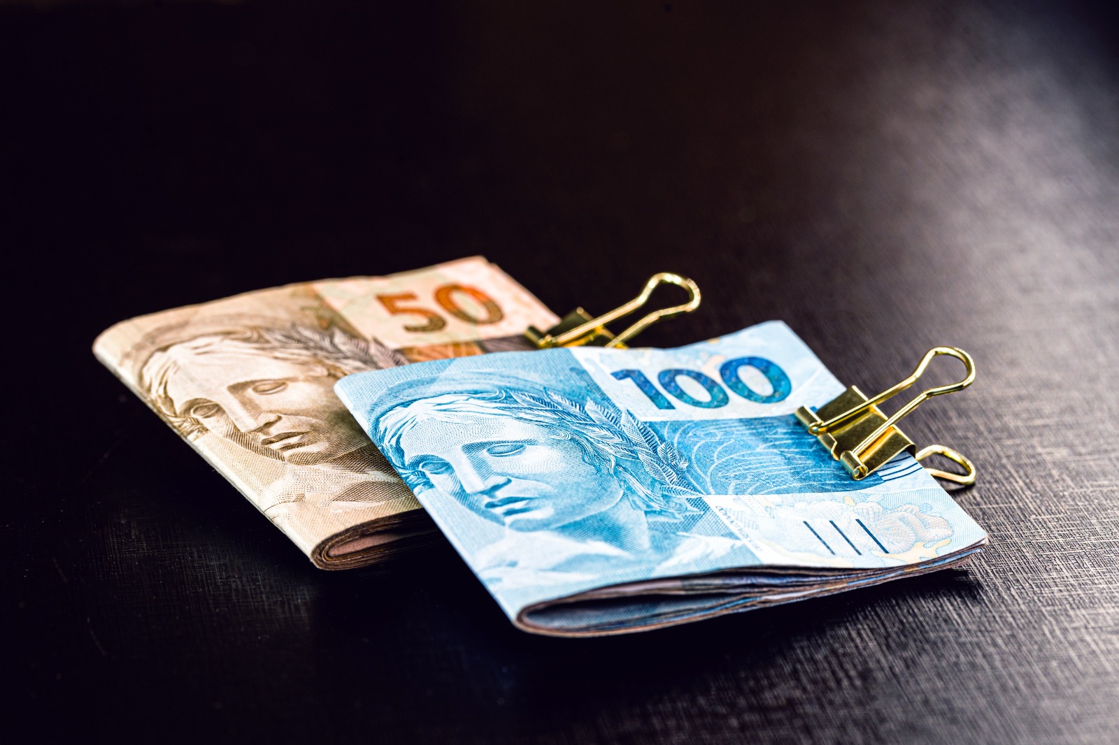 cédulas de cem e de cinquenta reais.jpg