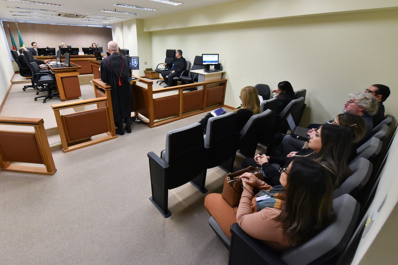 Foto dos estudantes e professores da Ulbra de São Jerônimo acompanhando sessão na 4ª Turma do TRT-4