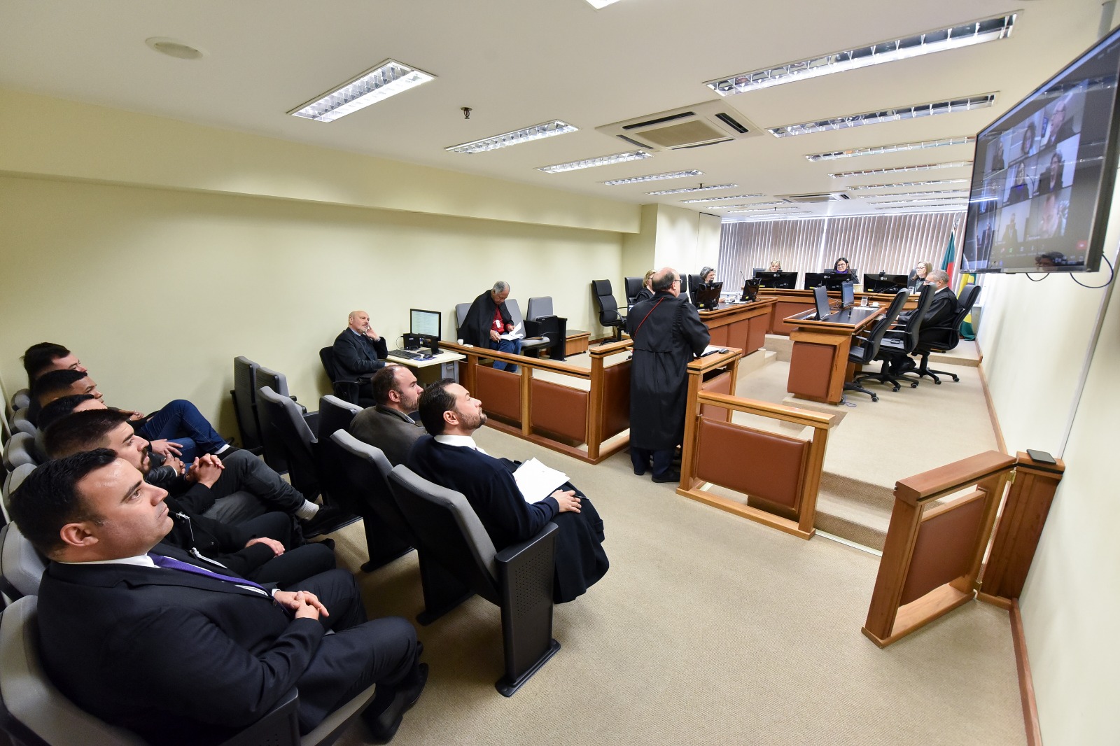Foto dos estudantes e professores da Ulbra de São Jerônimo acompanhando sessão na 6ª Turma do TRT-4